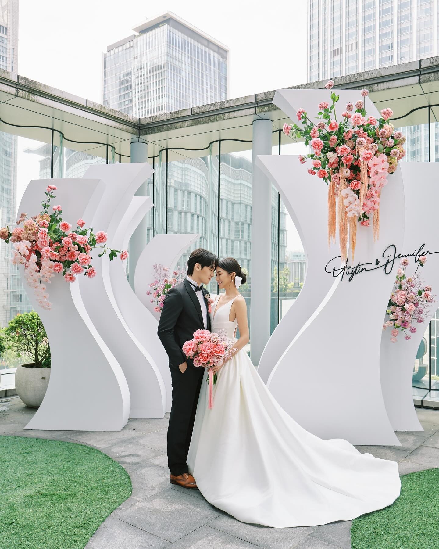 It was really a grateful and honored experience working with all these amazing wedding talents at @humblehousehotels in Taipei. Special thanks to @ciao_wedding_design and @summersenlin for planning and organizing this incredible event. Here are just 