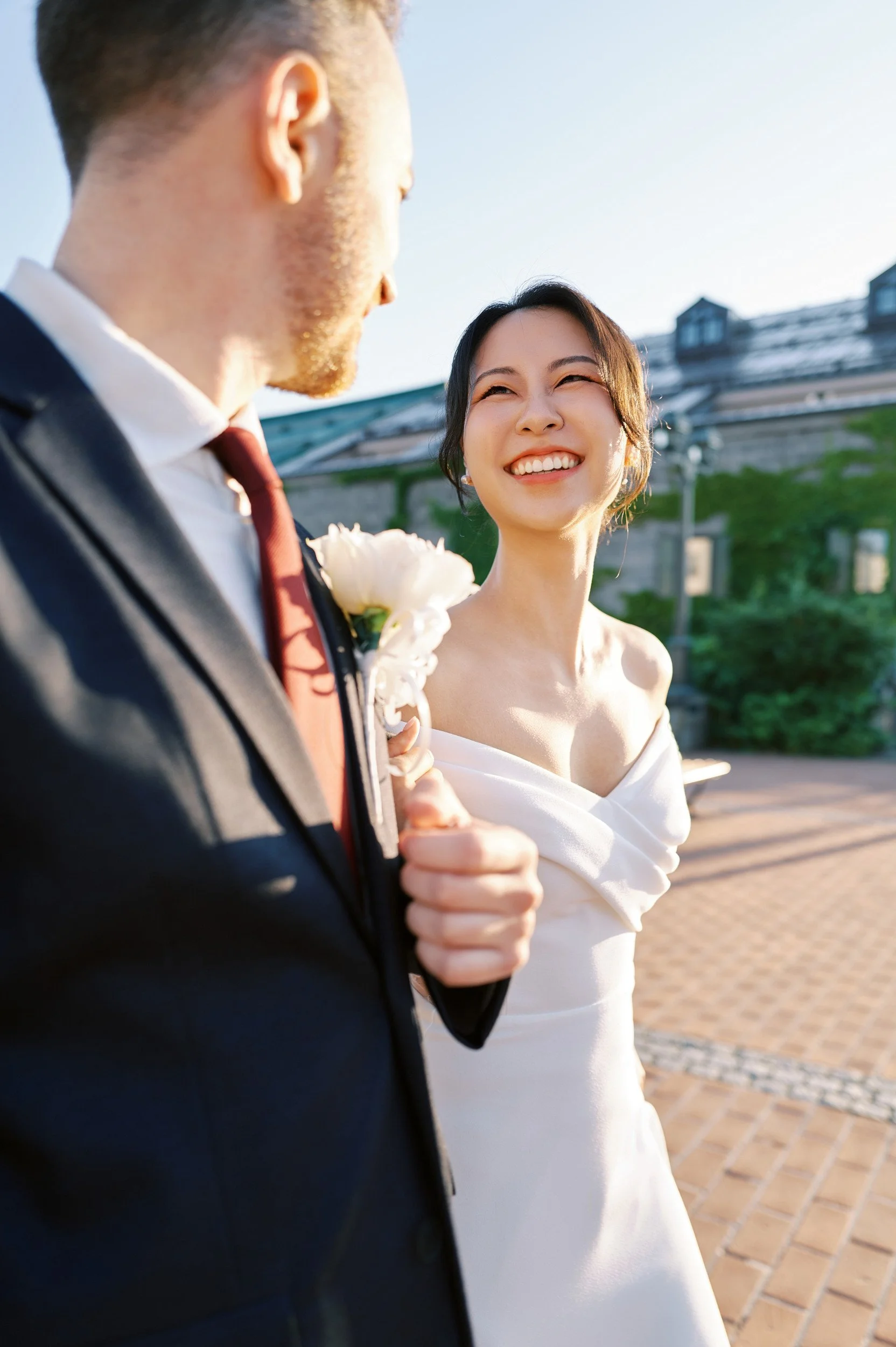  Quiet moment between bride and groom on the empty canal promenade before the town wakes 