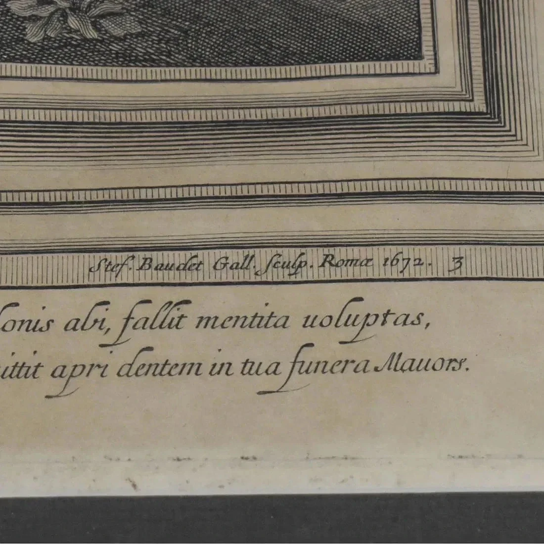 Close-up of an antique print with Latin inscription and decorative borders, referencing a 1672 Roman sculptor, with a Latin quote below.