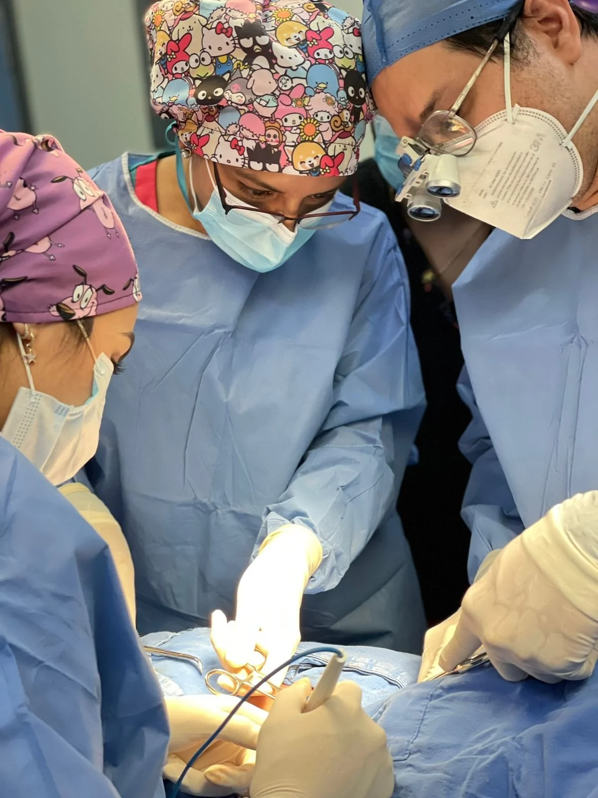 Equipo médico realizando la preservación del nervio facial en una cirugía de parótida en un quirófano, usando batas y mascarillas.