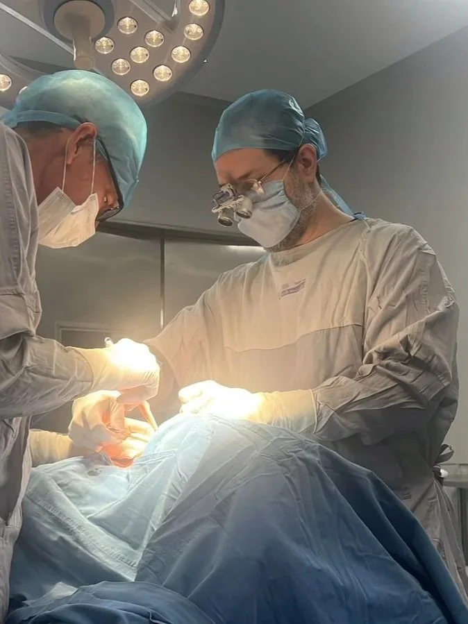 Cierre de traqueostomía en un quirófano con buena iluminación y equipo especializado