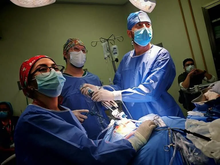 El Dr. Carlos Gustavo Rivera y su equipo médico realizando una tiroidectomia transoral