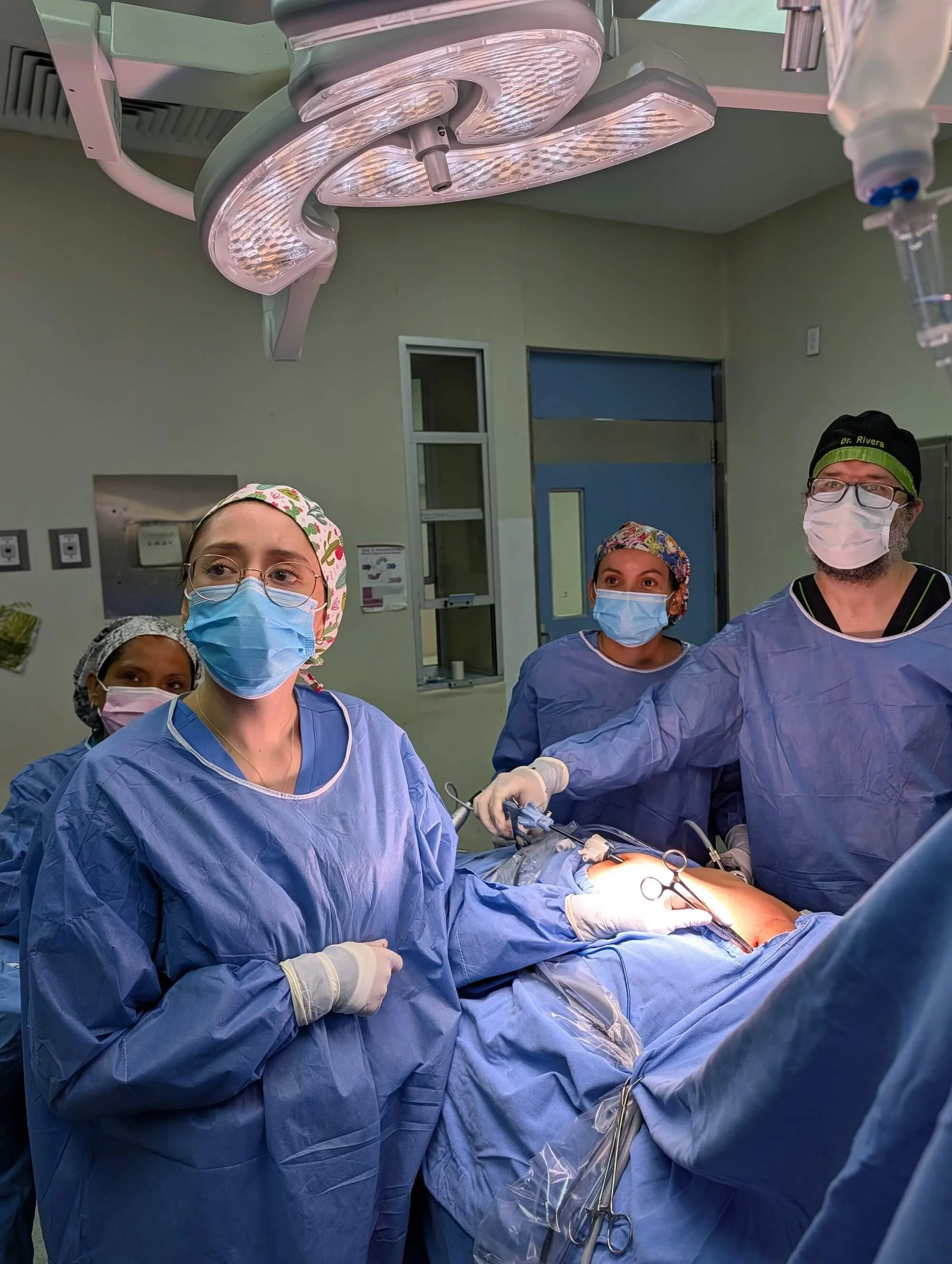 El Dr. Carlos Gustavo Rivera y su equipo médico en cirugia de paratiroides laparoscópica