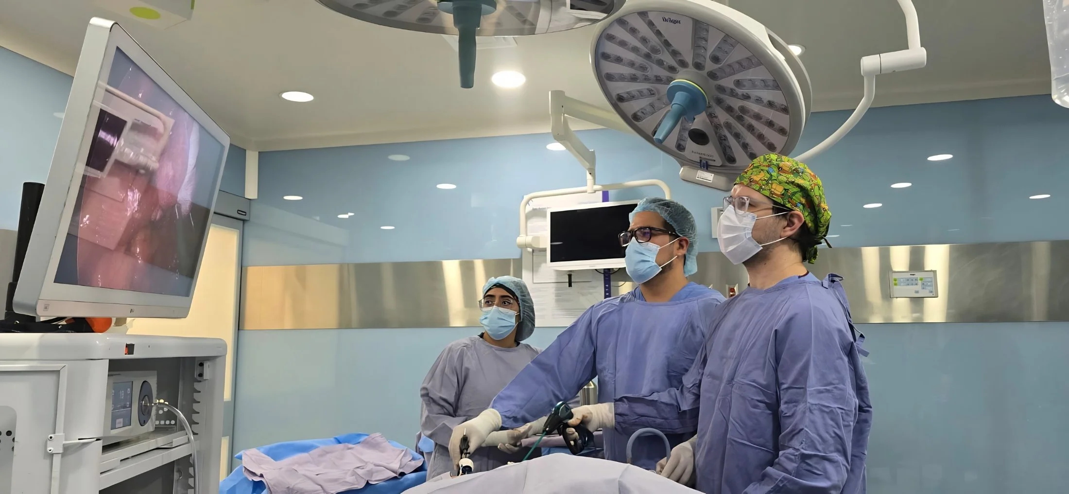 El Dr. Carlos Gustavo Rivera y su equipo realizando una adrenalectomía