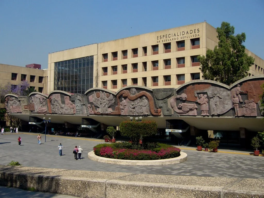 Edificio del Centro Médico 'Especialidades Dr. Bernardo Sepúlveda' fotografiado desde lejos.