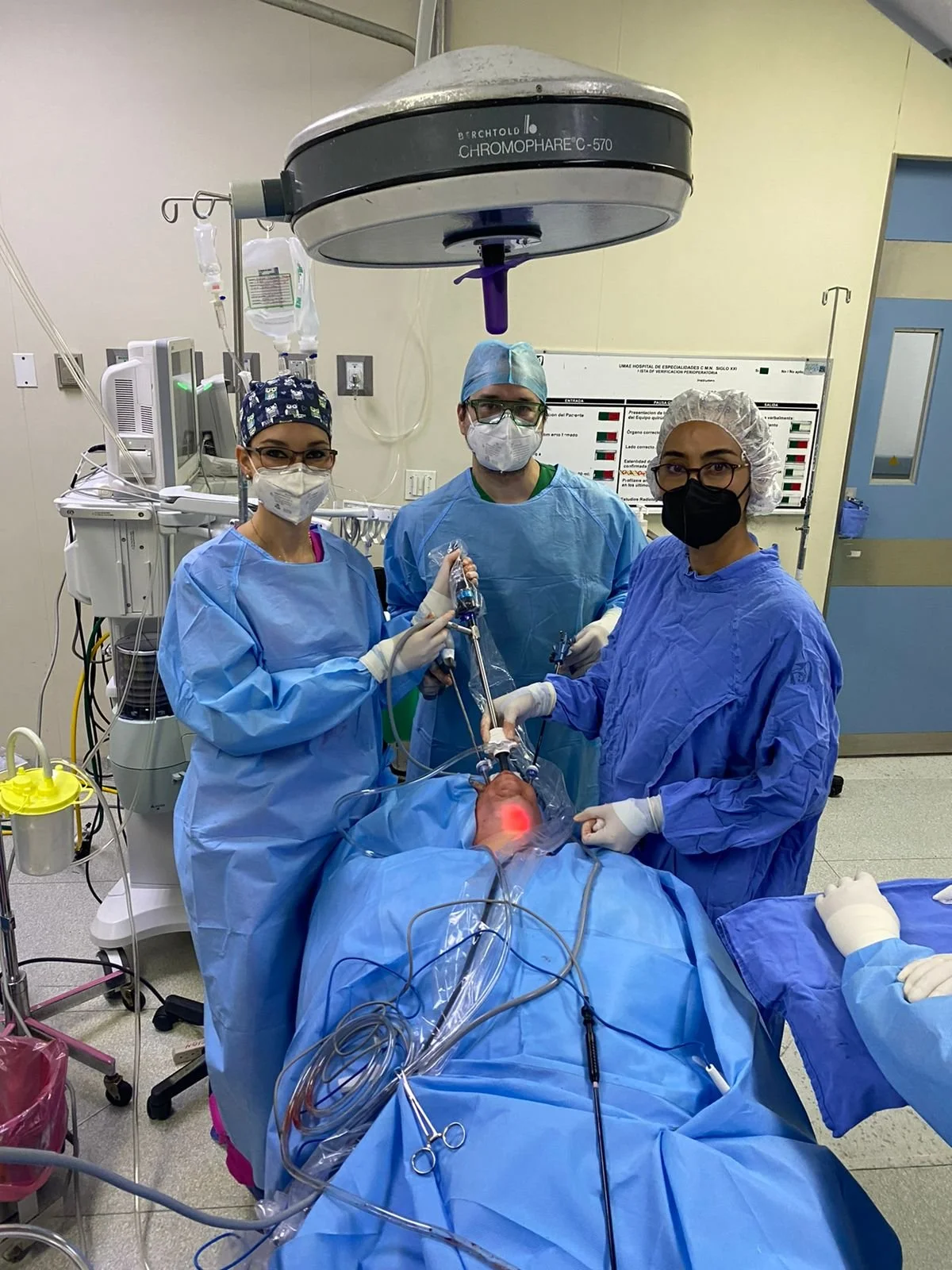 El Dr. Carlos Gustavo Rivera y su equipo de cirujanos realizando la primera cirugía de tiroides transoral en hospital Centro Médico
