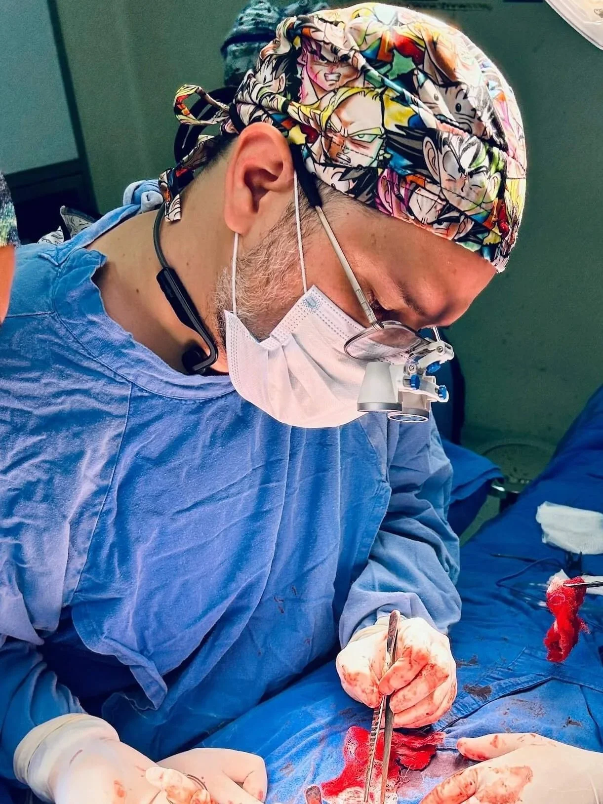 El Dr. Carlos Gustavo Rivera realizando neuromonitoreo en cirugia de tiroides