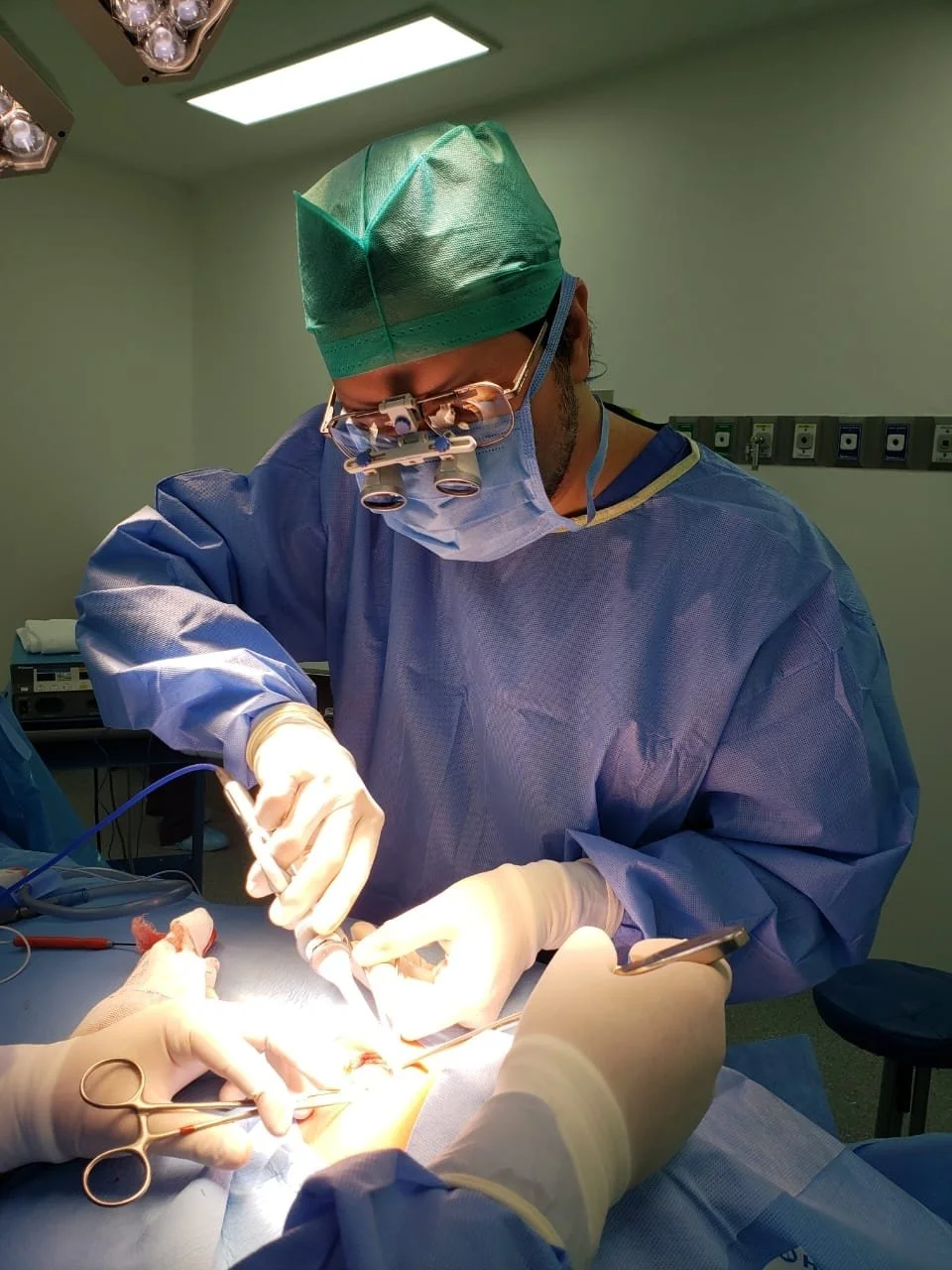 El Dr. Carlos Gustavo Rivera realizando una tiroidectomía