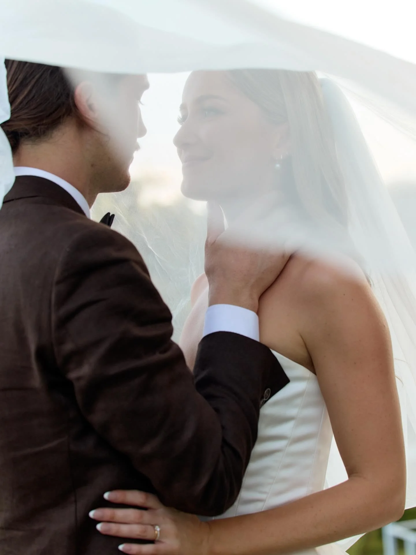 The veil shot will always have my heart ~

Jaz &amp; Myles in Vanuatu 🇻🇺 
.
.
.
.
.
.

#goldcoastweddingphotographer #australianweddings #weddingveil #modernbride #weddingphotographyau