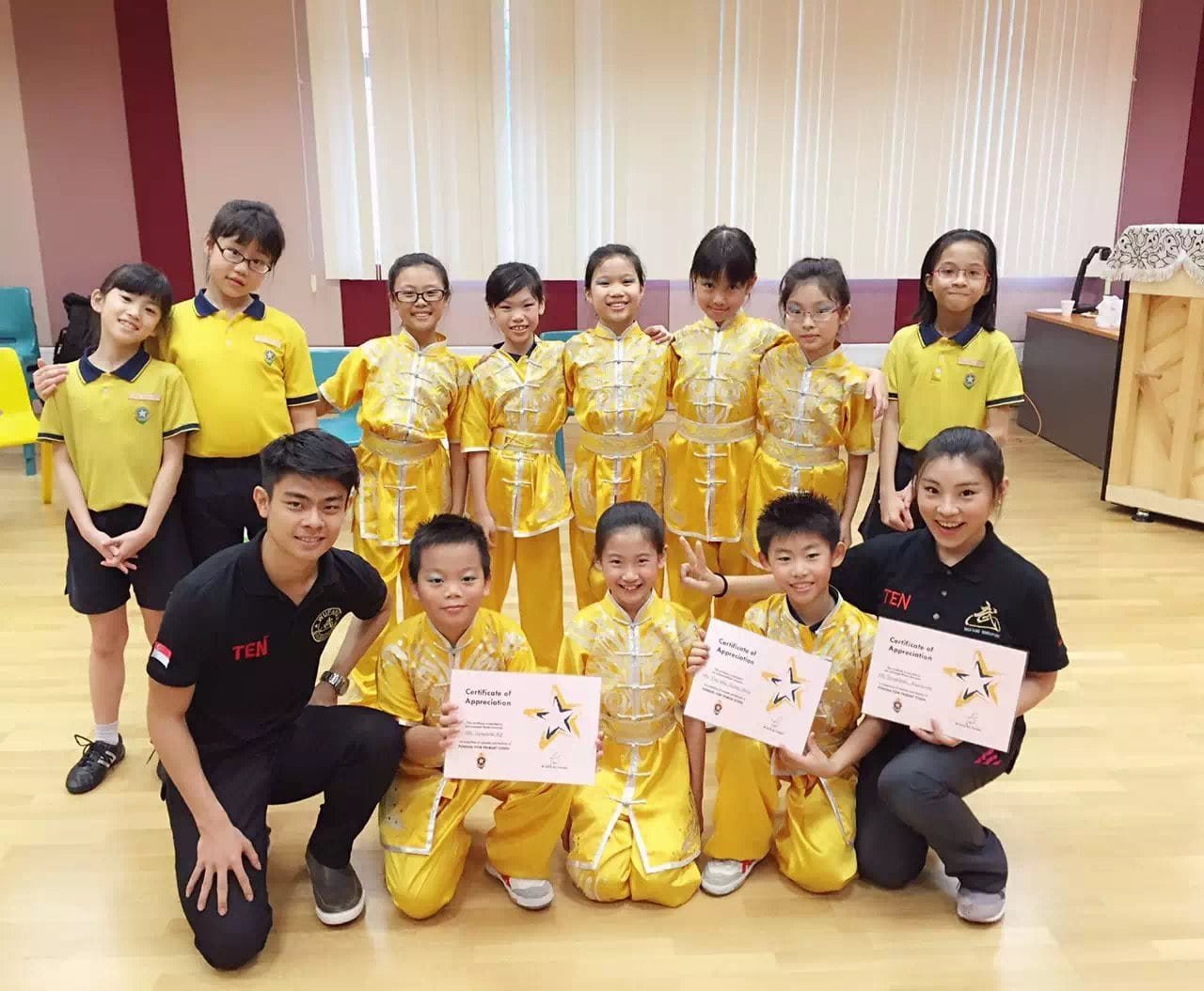 Xueyuan Yangchen presents certificates to students.