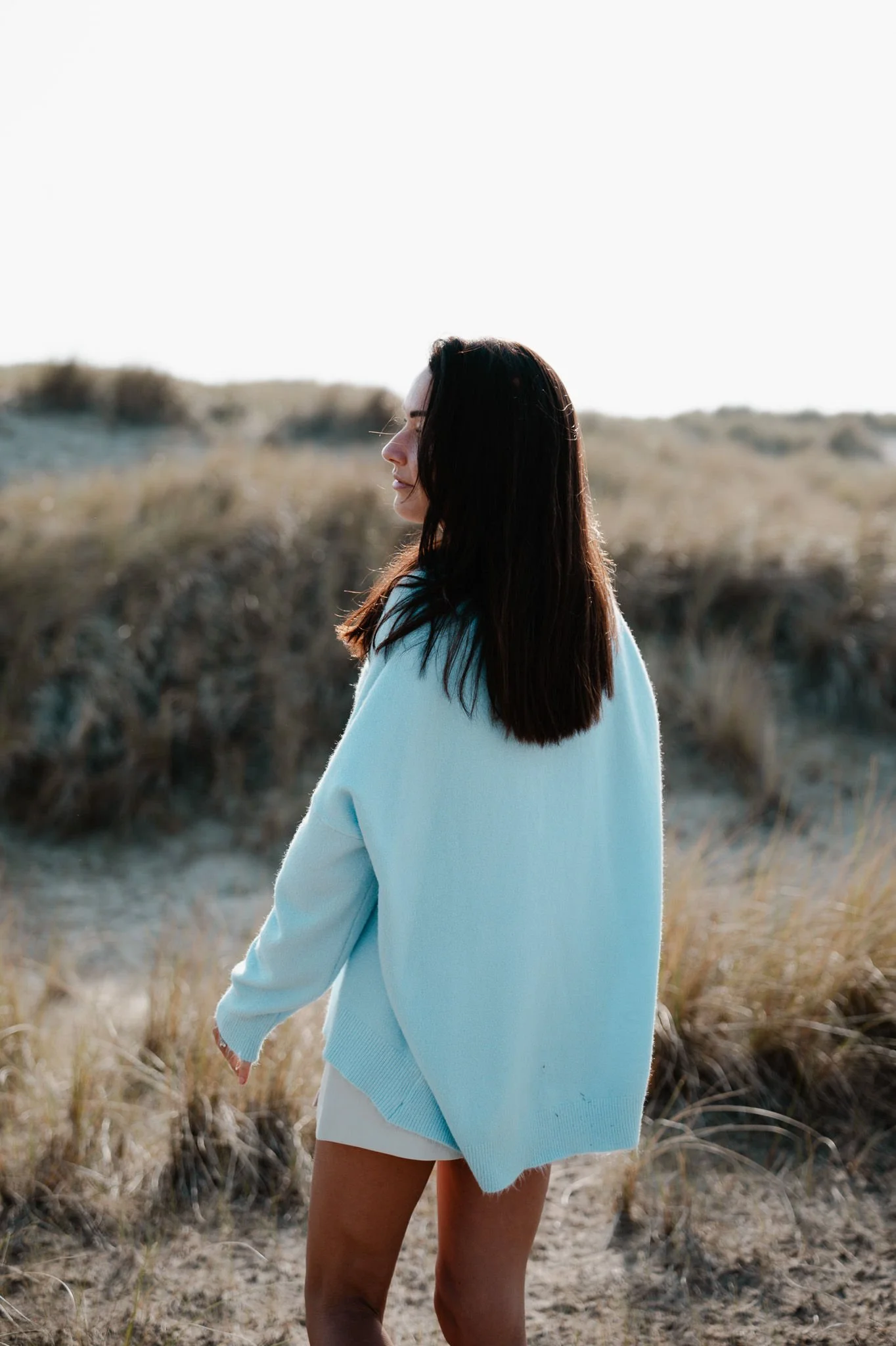 Vrouw staat in de duinen in Bergen en kijkt in de verte – doorbraakmethode bij Praktijk Terra Nova