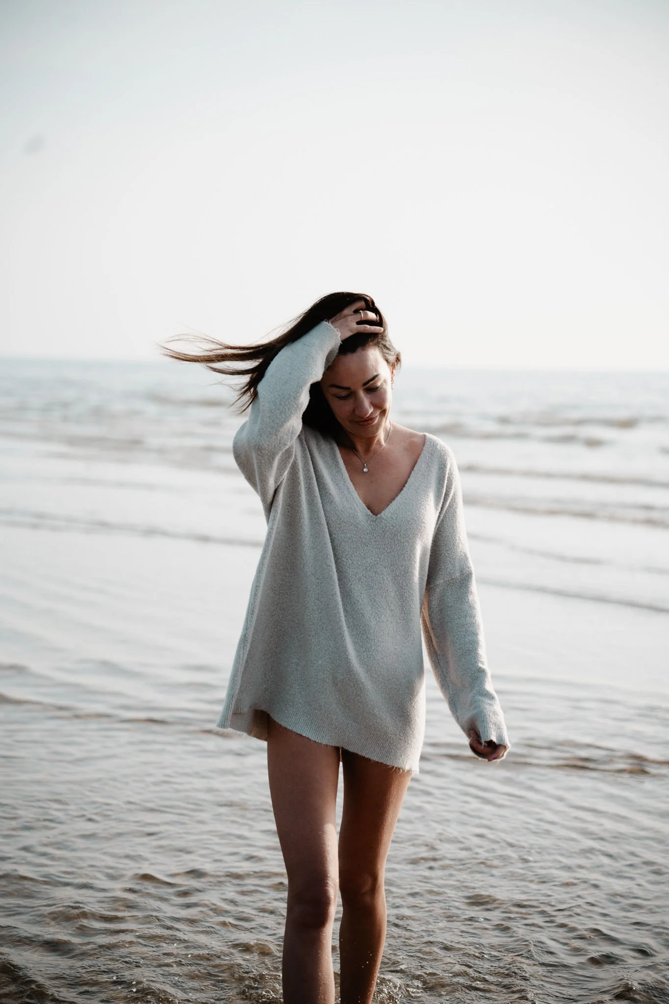 Vrouw die vrij en zelfverzekerd loopt bij het strand na het volgen van online programma De Doorbraak