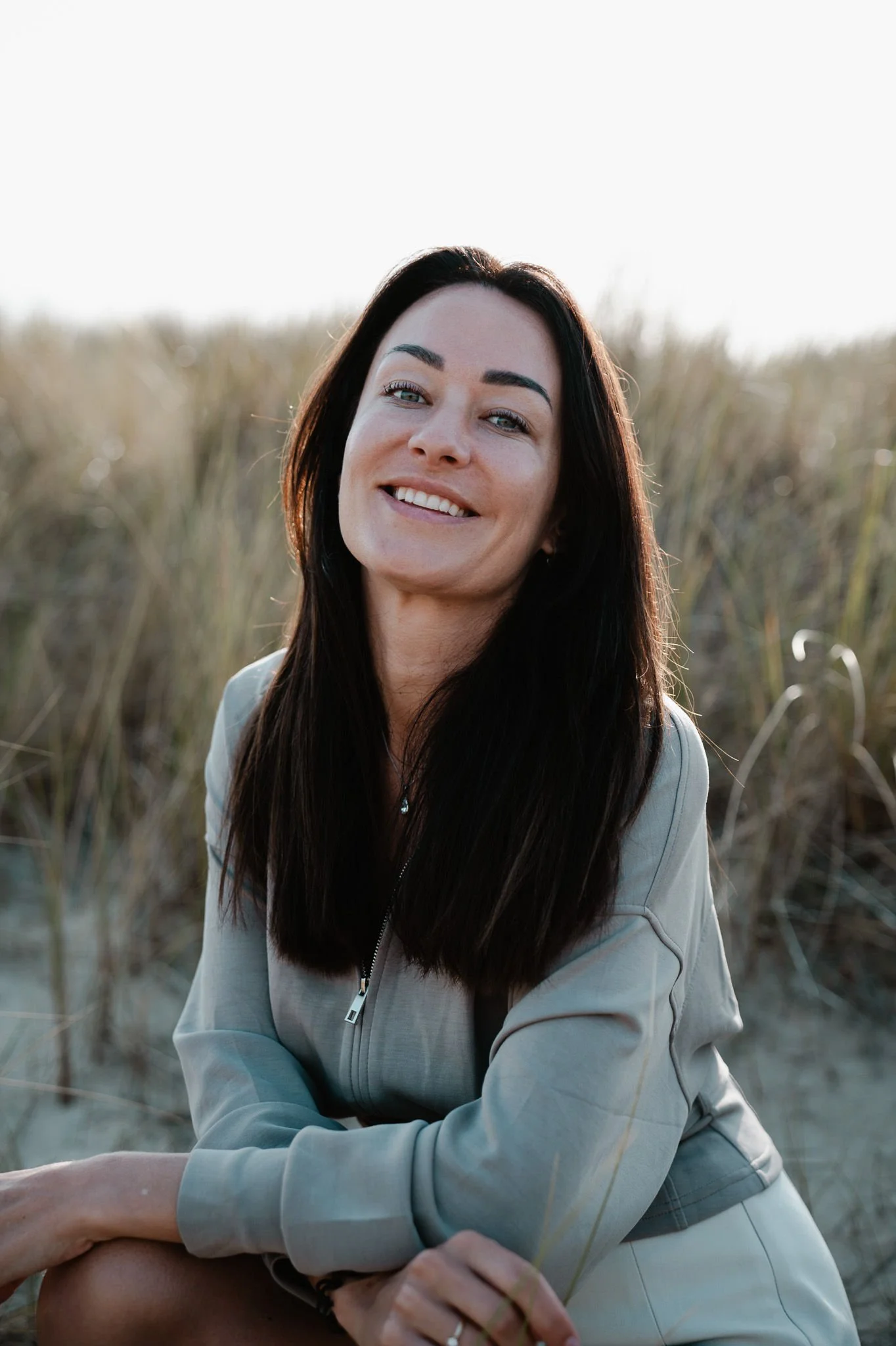 Nina, oprichter van Praktijk Terra Nova, lacht bij de investering-sectie van het online programma De Doorbraak