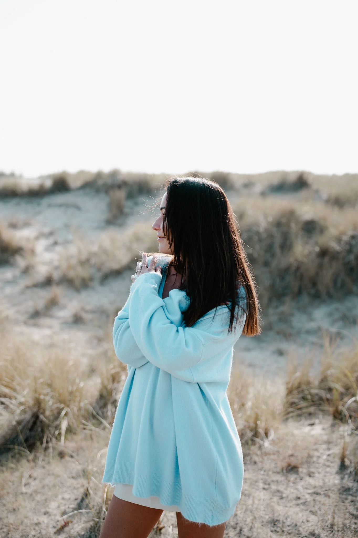 Vrouw staand in de duinen die omhoog kijkt bij de modules van online programma De Doorbraak