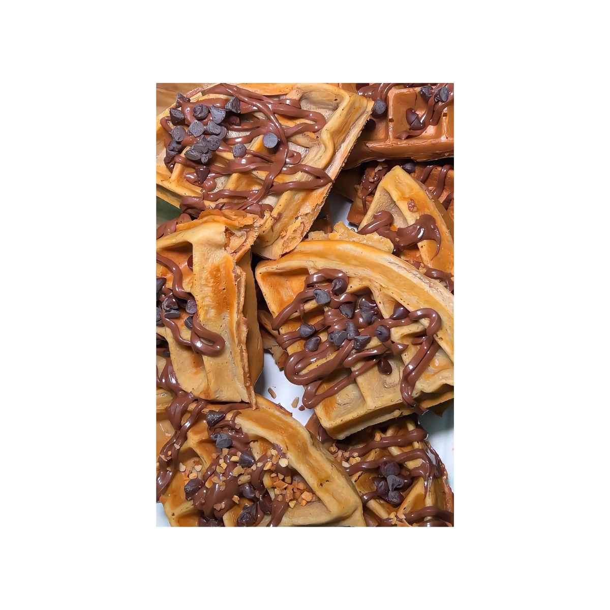 Gaufres rectangulaires garnies de chocolat fondu et de pépites de chocolat