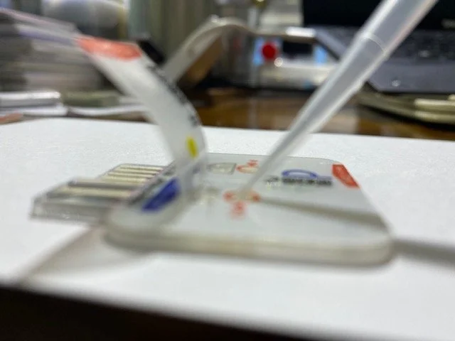 Pinpoint PR Media Kit_Cell-ID's Quiz PCR Biochips - filling the biochip.jpg