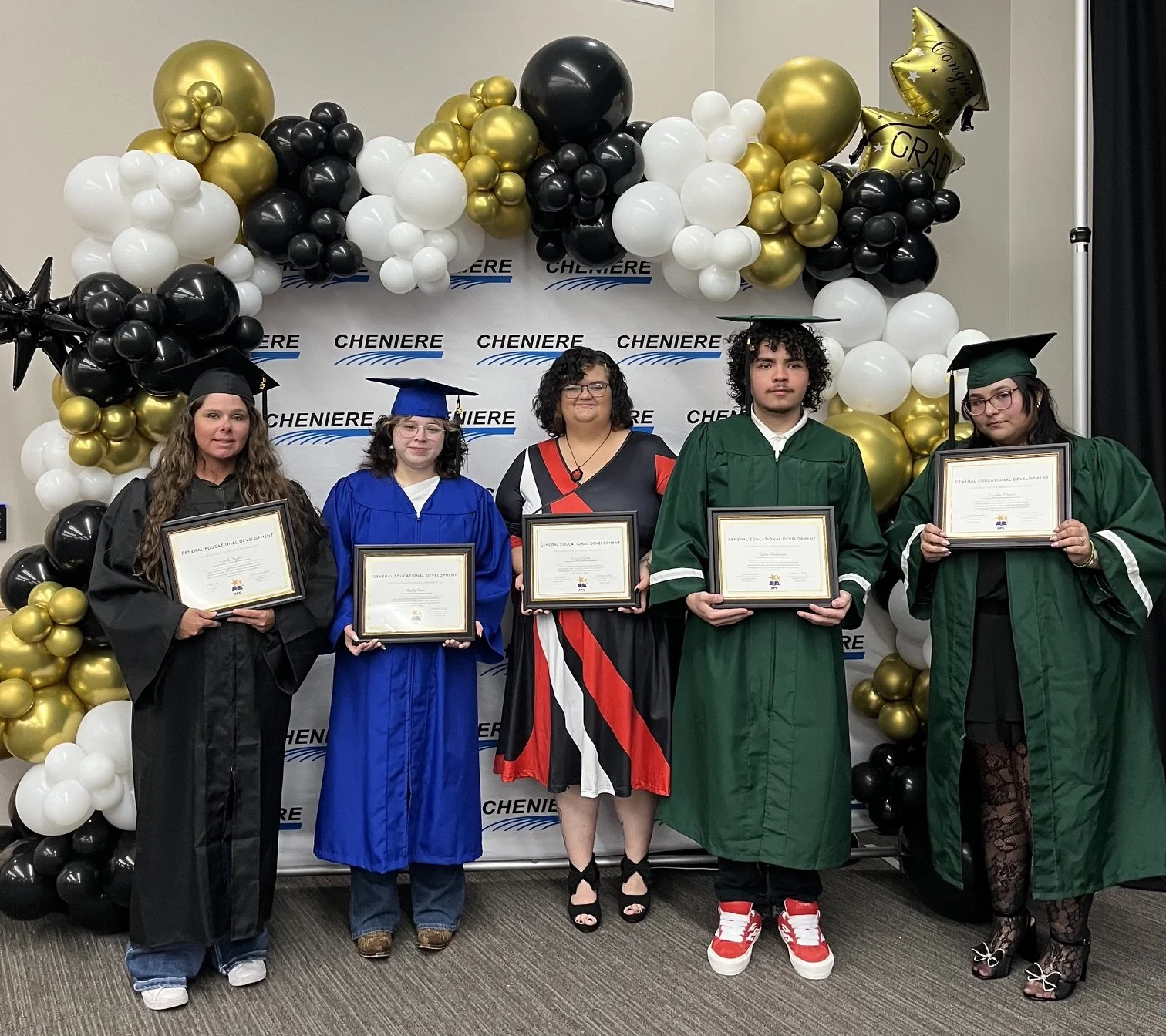 Picture of the 2026 graduate students with their certificates.