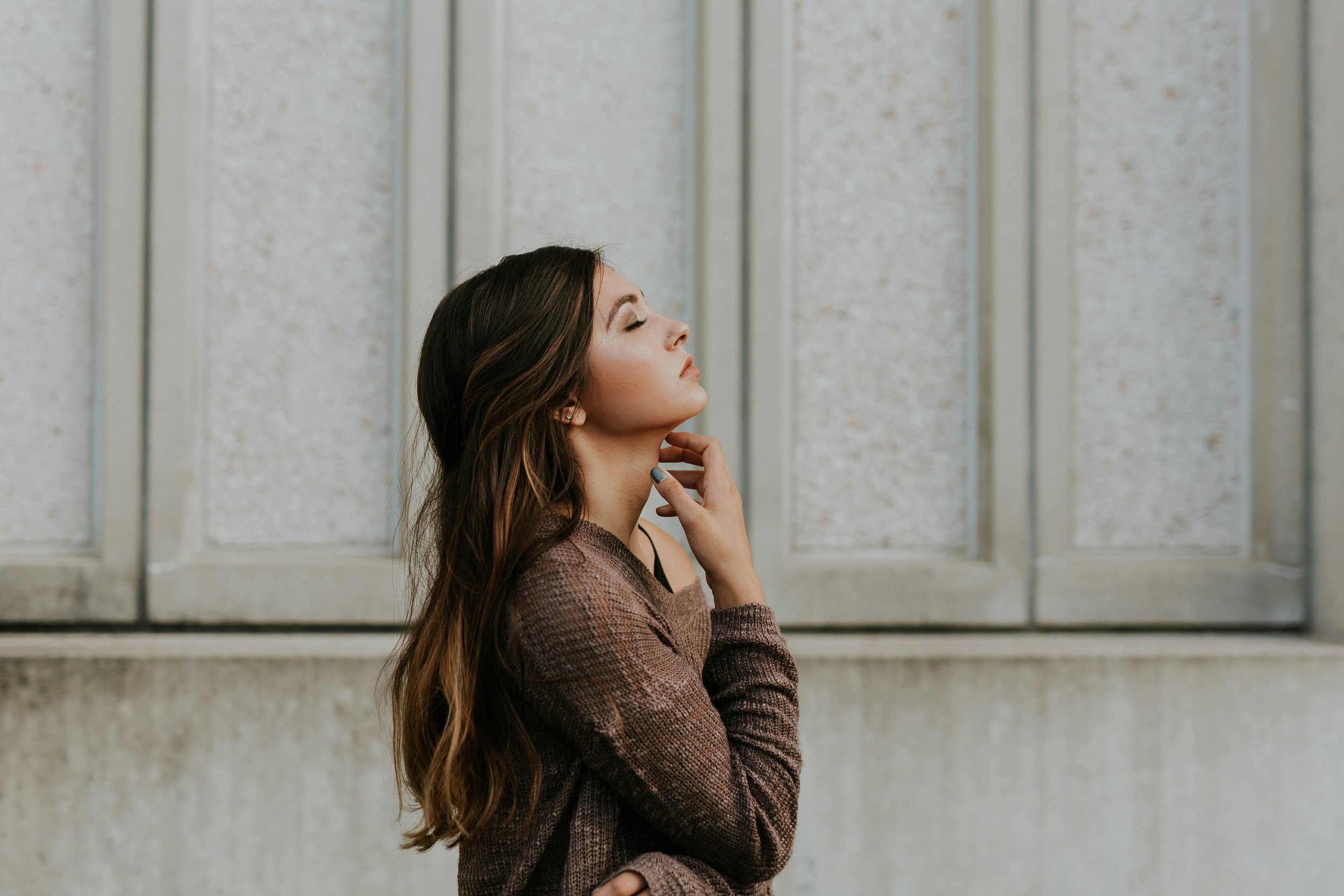 Woman with long brown hair looking up to sky thinking about emdr therapy in los angeles, ca