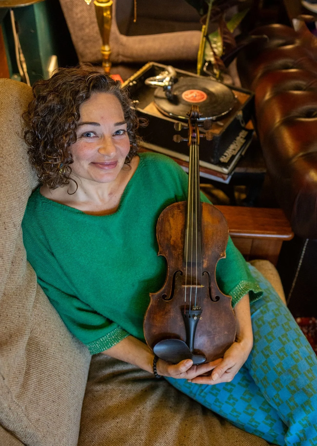 Wedding violinist Alma Limondin holding her violin