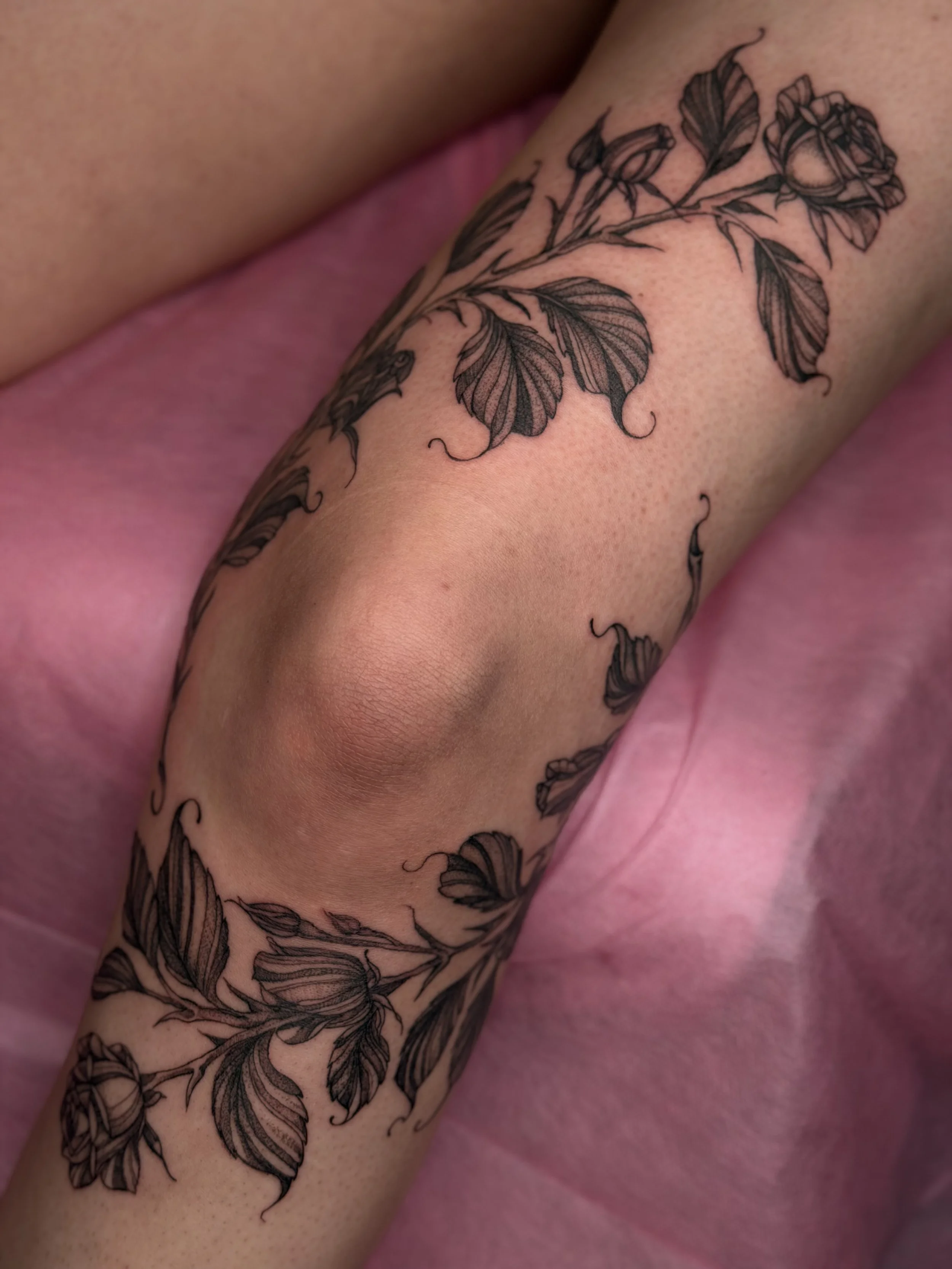 Floral rose tattoo leg/knee/thigh wrap.