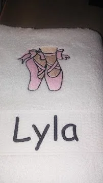 monogrammed shirt with ballerina slippers with an embroidered name Lyla