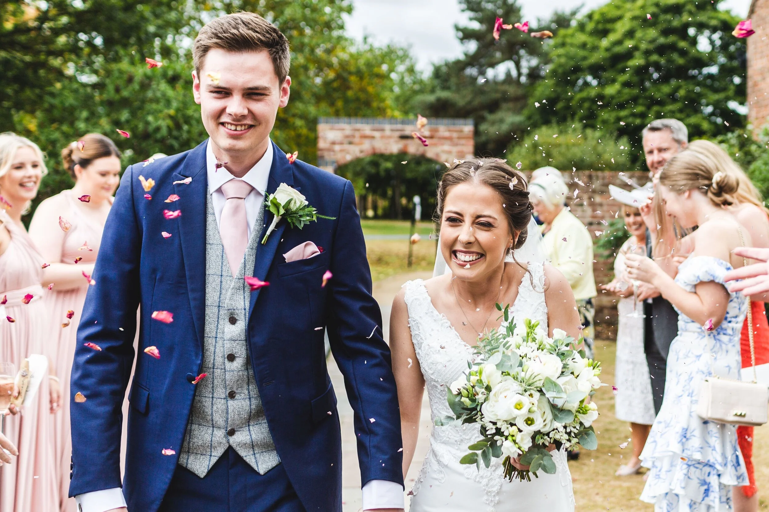 Charlotte and Ross in a confetti wonderland @SamanthaJanePhotography