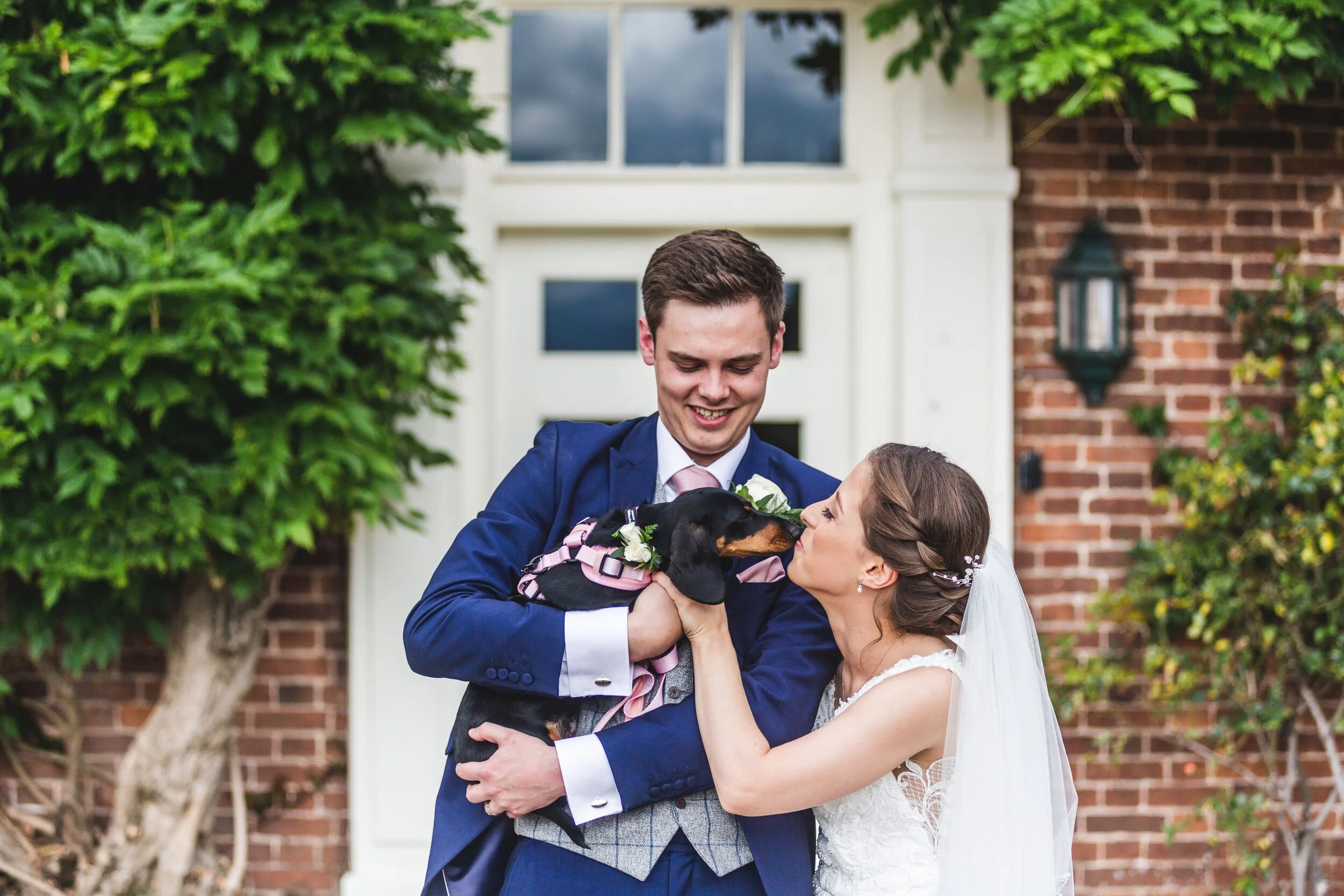 The happy couple and sausage dog Audrey @SamanthaJanePhotography