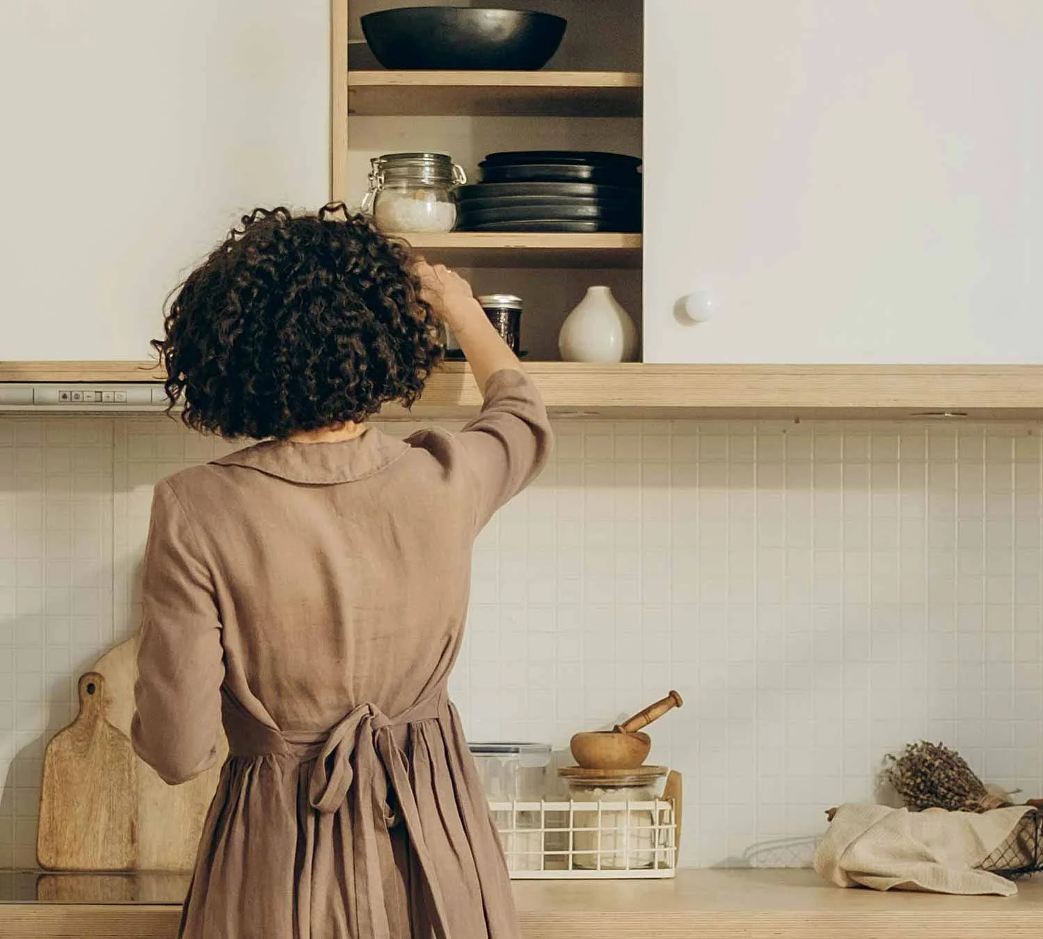 Organise & Harmonise. A woman organising her kitchen.