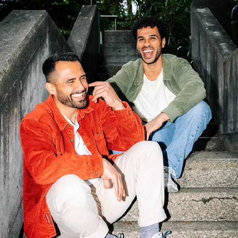 Ahmed und Kambez sitzen auf Treppe