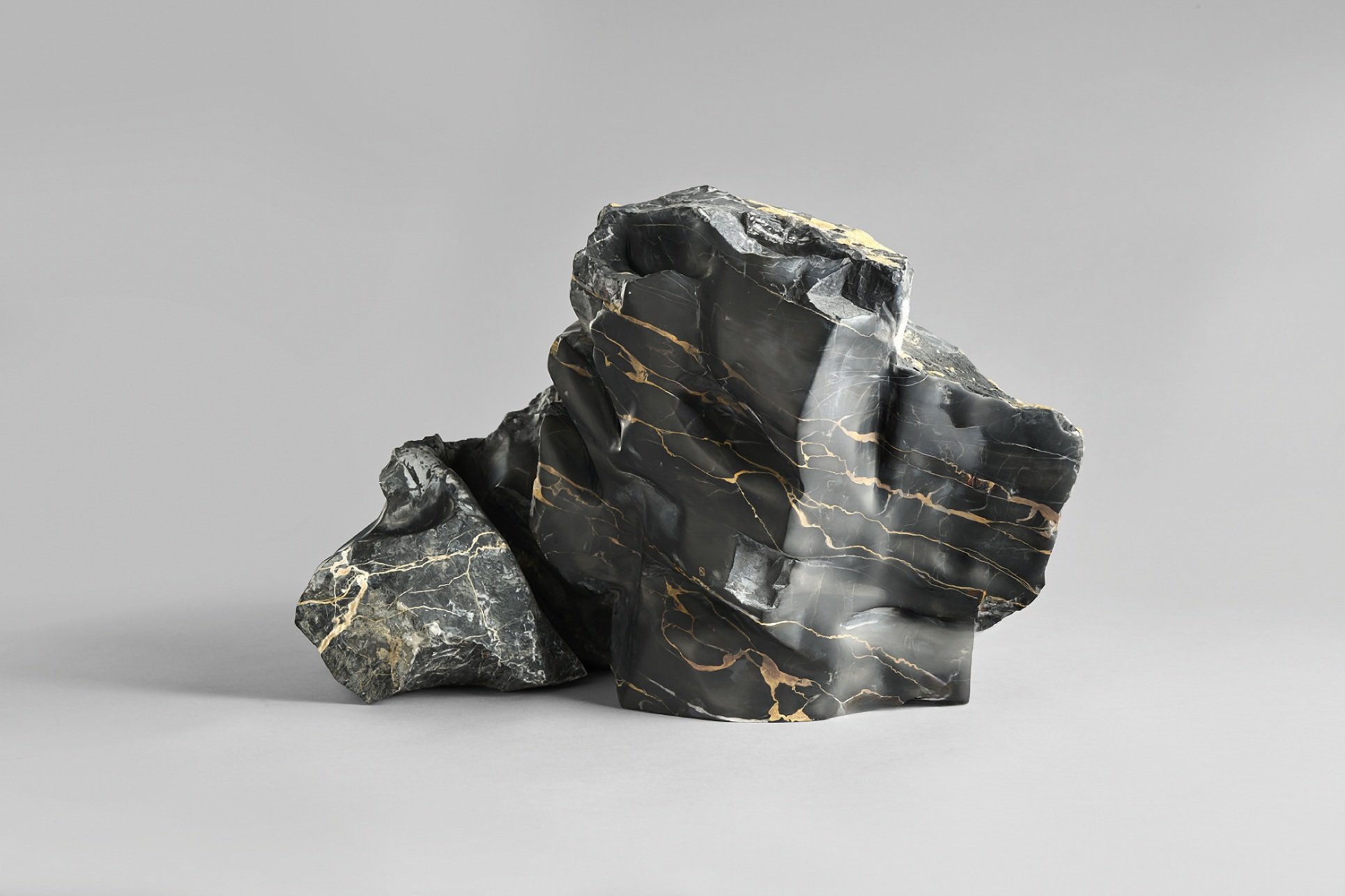 Sculpture - Marbre de Portoro - Taille directe - CEMI (artiste) 