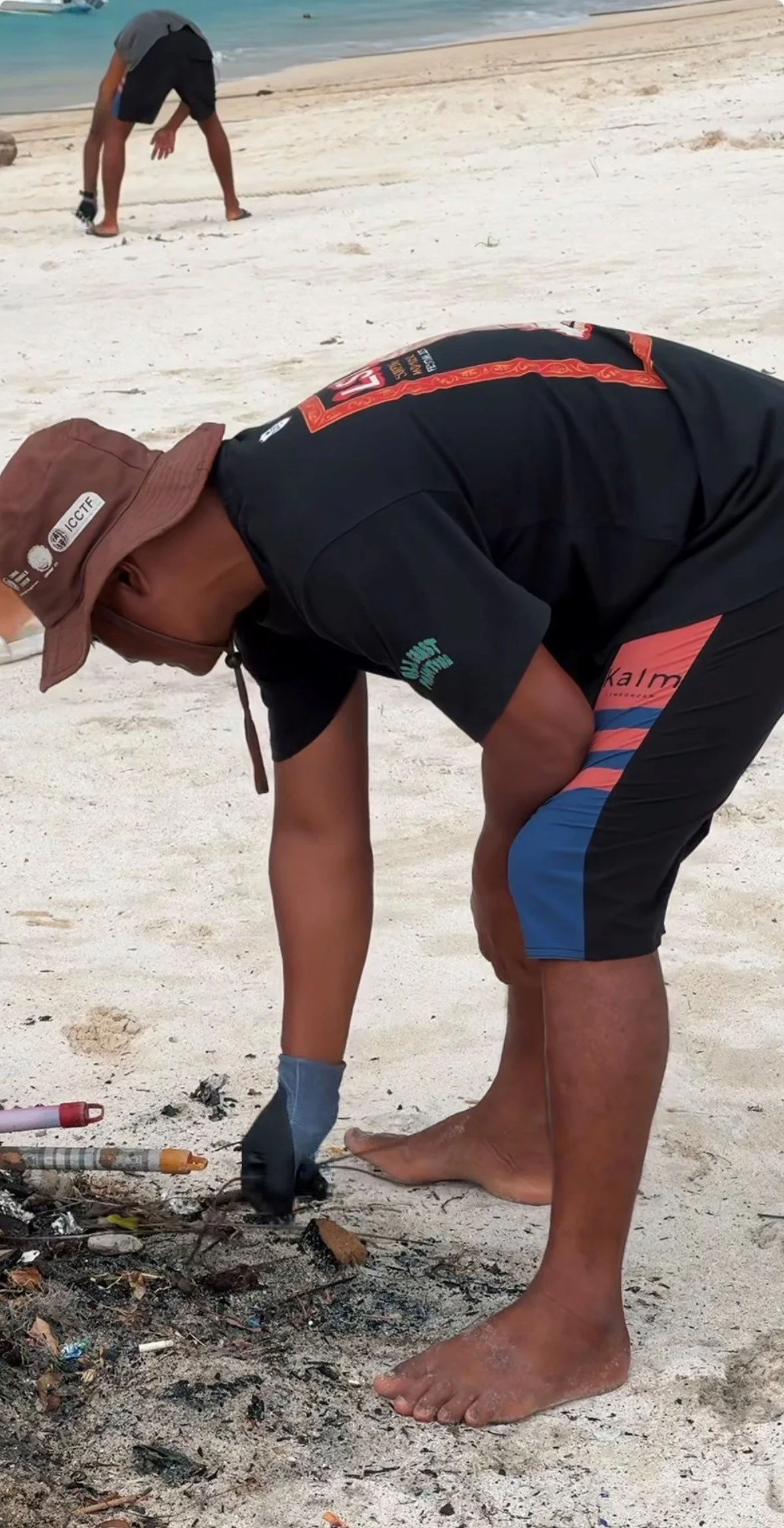 Beach clean-up in Nusa Lembongan