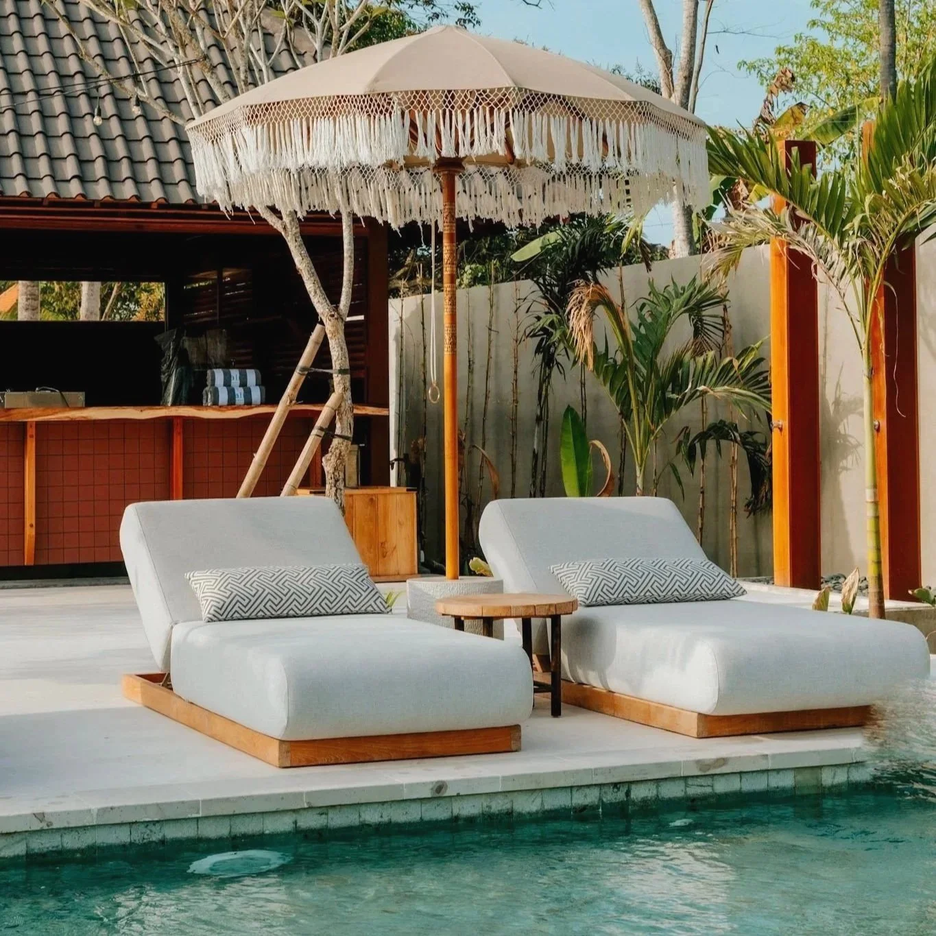 Poolside loungers and bar at Kalm Lembongan