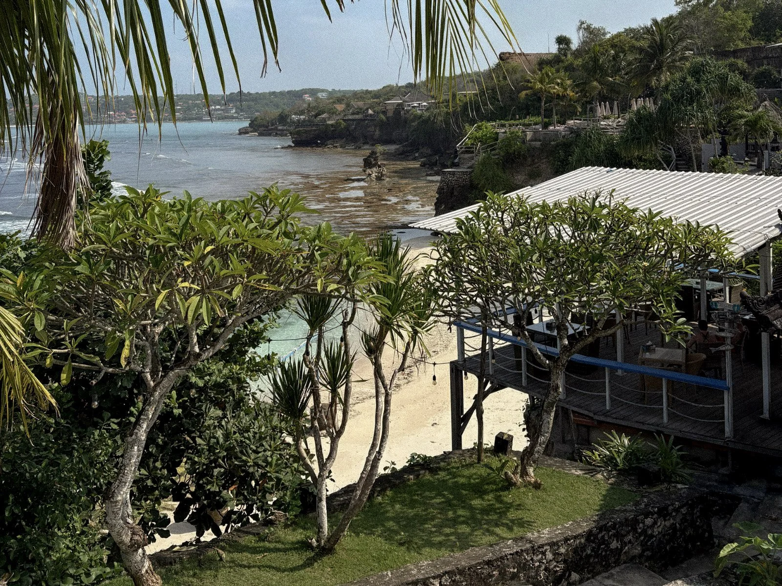 Waterfront dining on Nusa Ceningan
