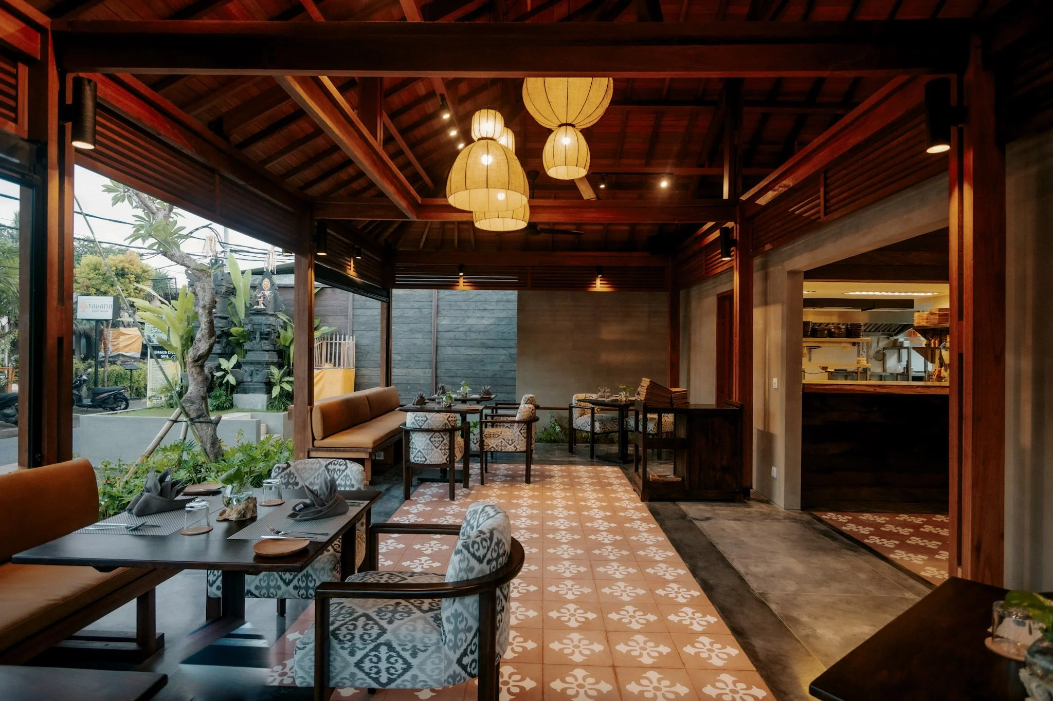 Open-air Kalm Kitchen restaurant at Kalm Lembongan