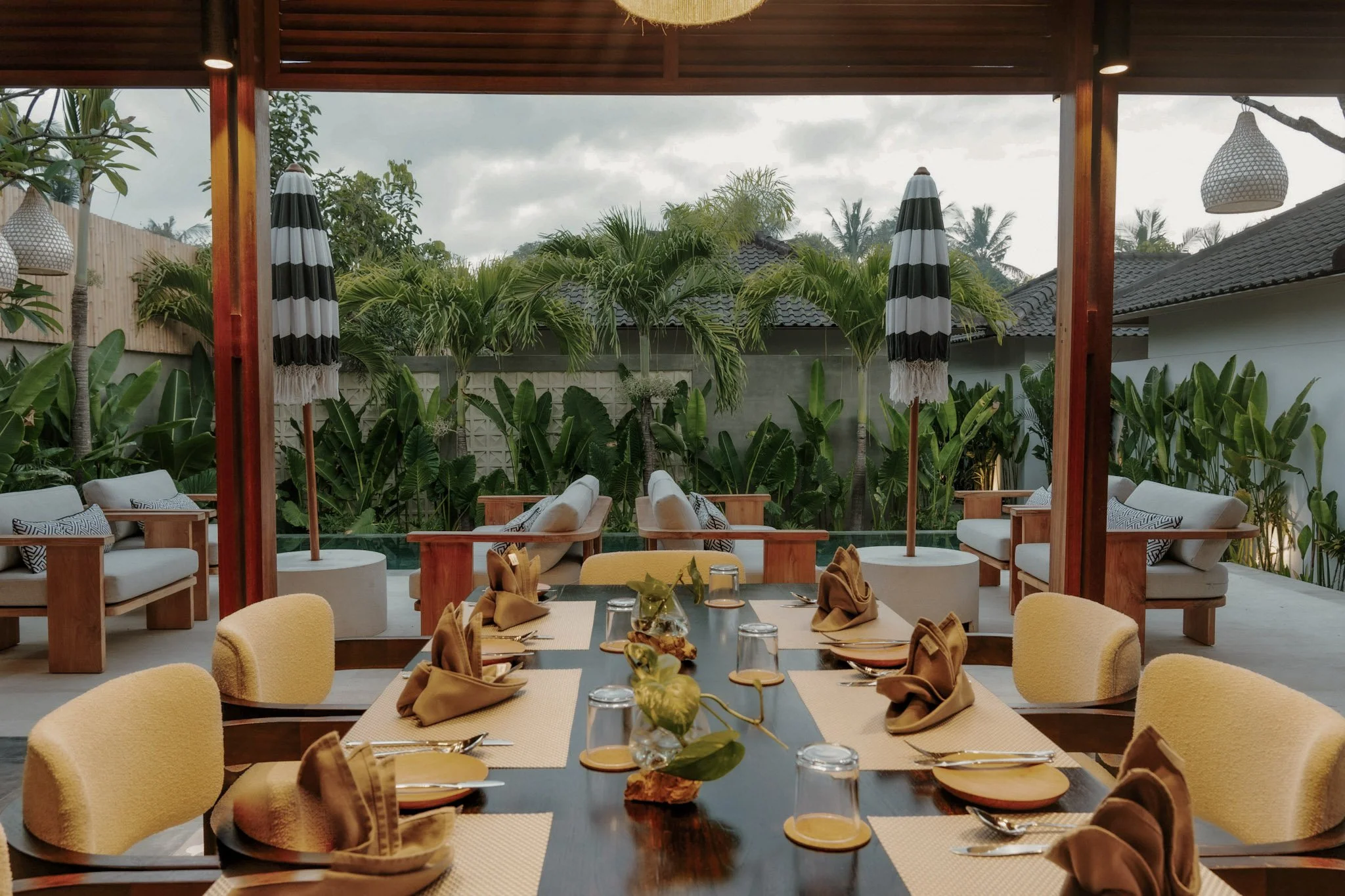 Garden and poolside dining at Kalm Kitchen, Nusa Lembongan