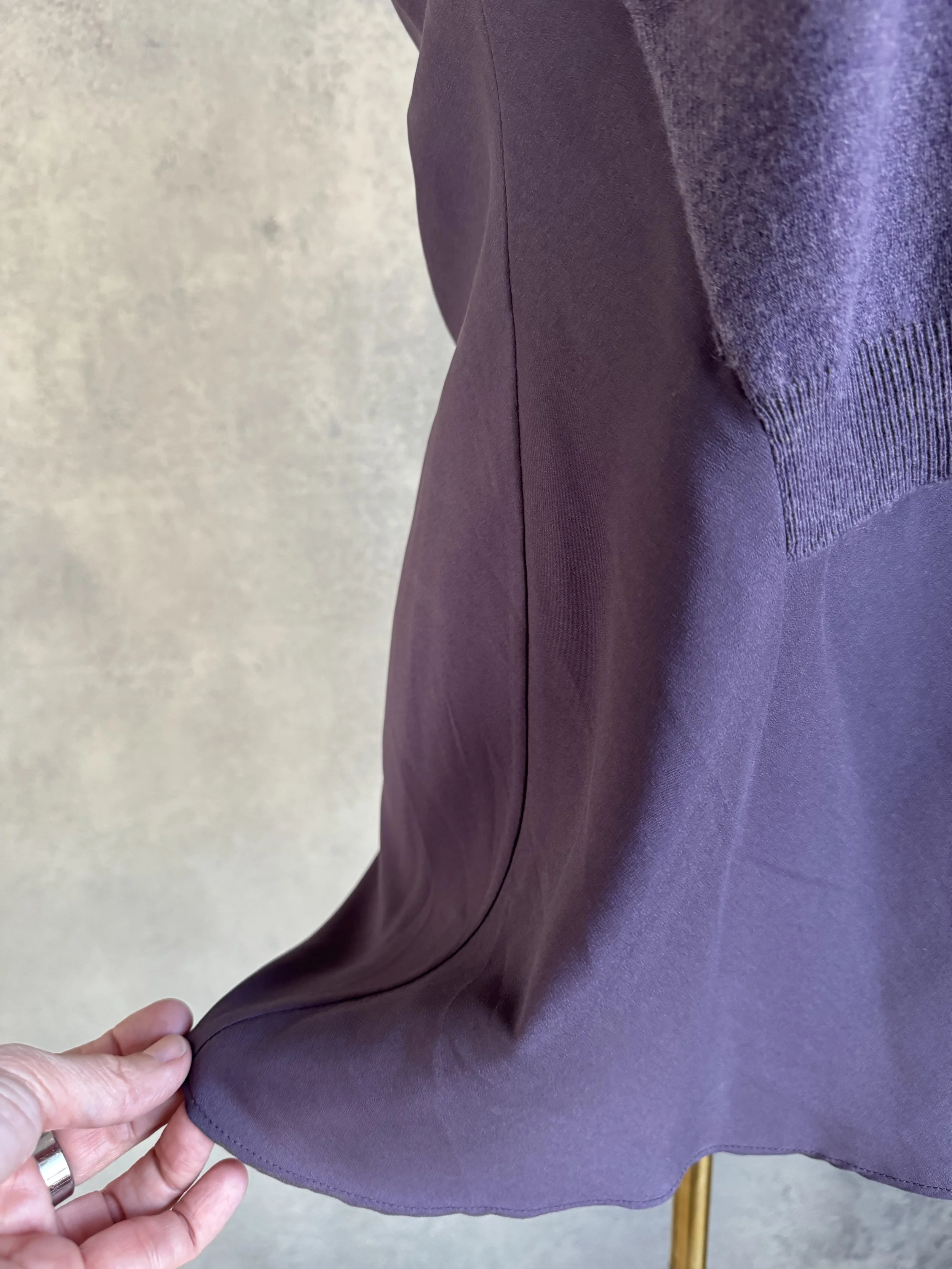 Detail view of the Brunello Cucinelli mauve tunic sleeve, showing the fine silk-cashmere knit and professional finishing