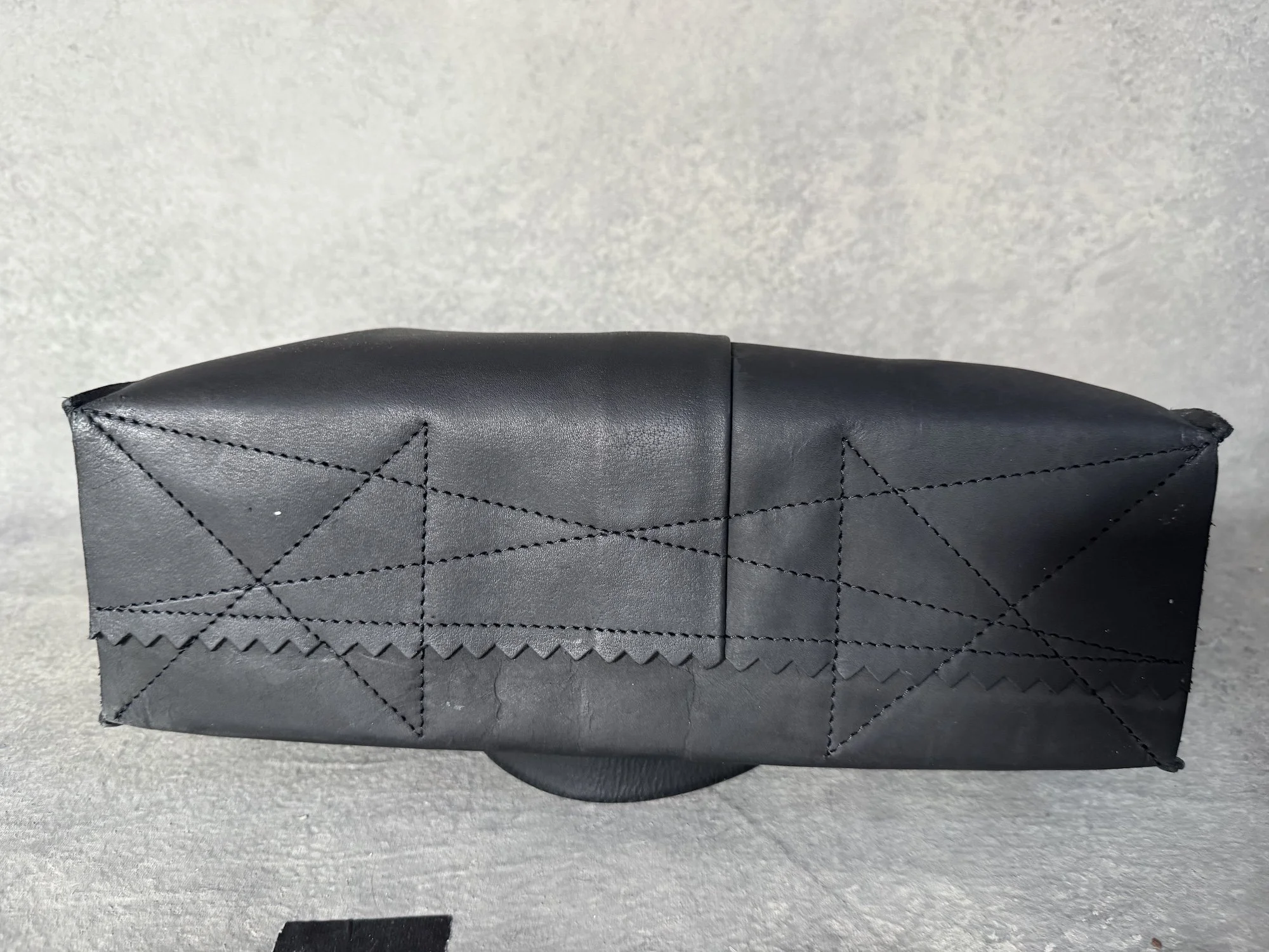 Bodenansicht der schwarzen MYOMY Leder-Handtasche mit aufwendigen Ziernähten und flacher Basis