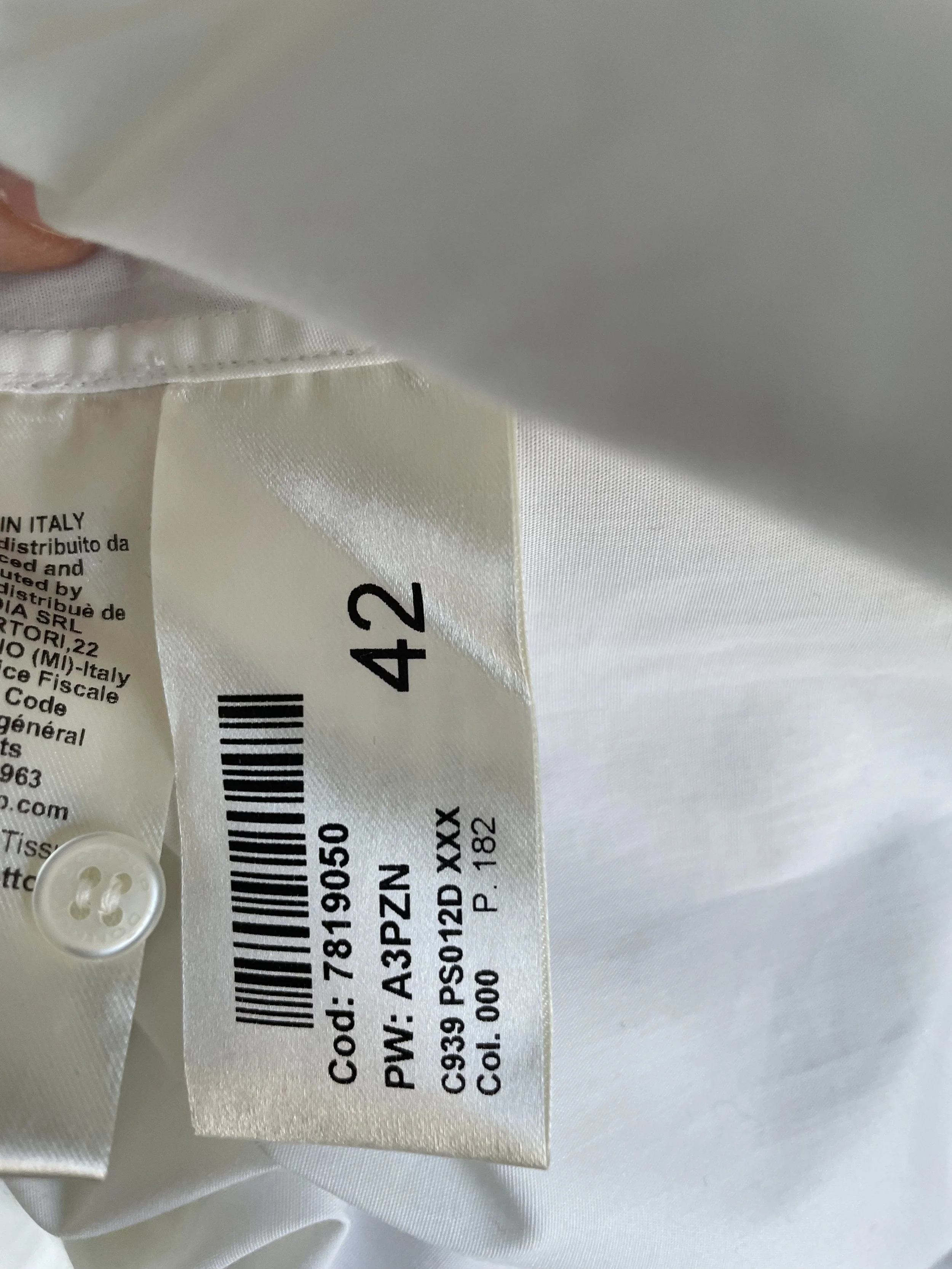 Close-up of the inner care and composition tag detailing the 96% cotton and 4% elastane blend.