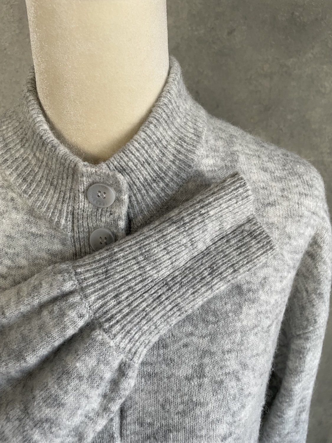 Xandres ribbed sleeve cuff and button close-up detail