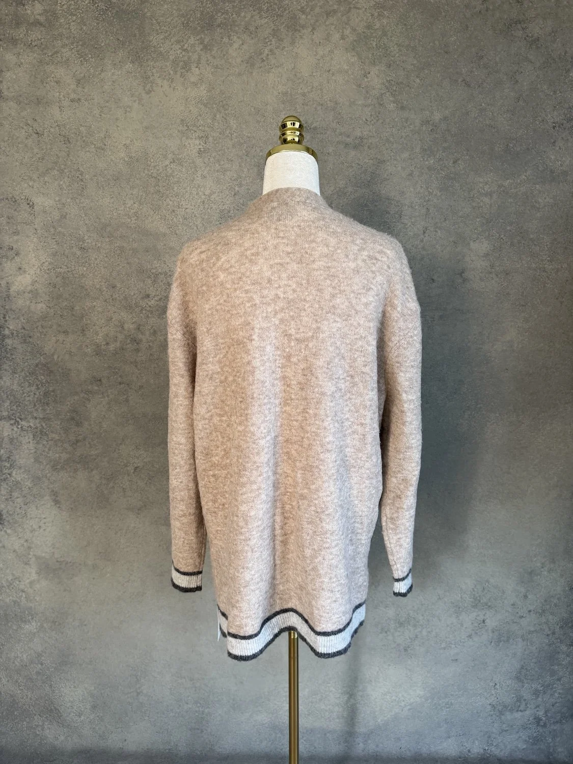 Rückansicht der beigen NEO NOIR Oversize-Strickjacke mit langem Schnitt