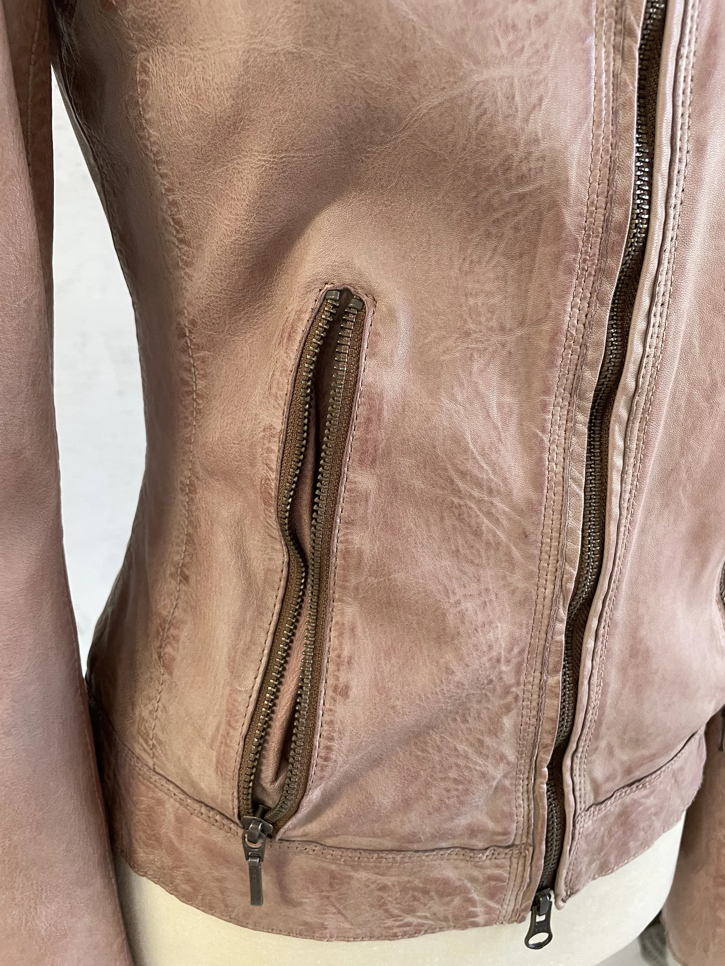 Cinque-leatherjackt-rosabeigeIMG_8400 3.jpg