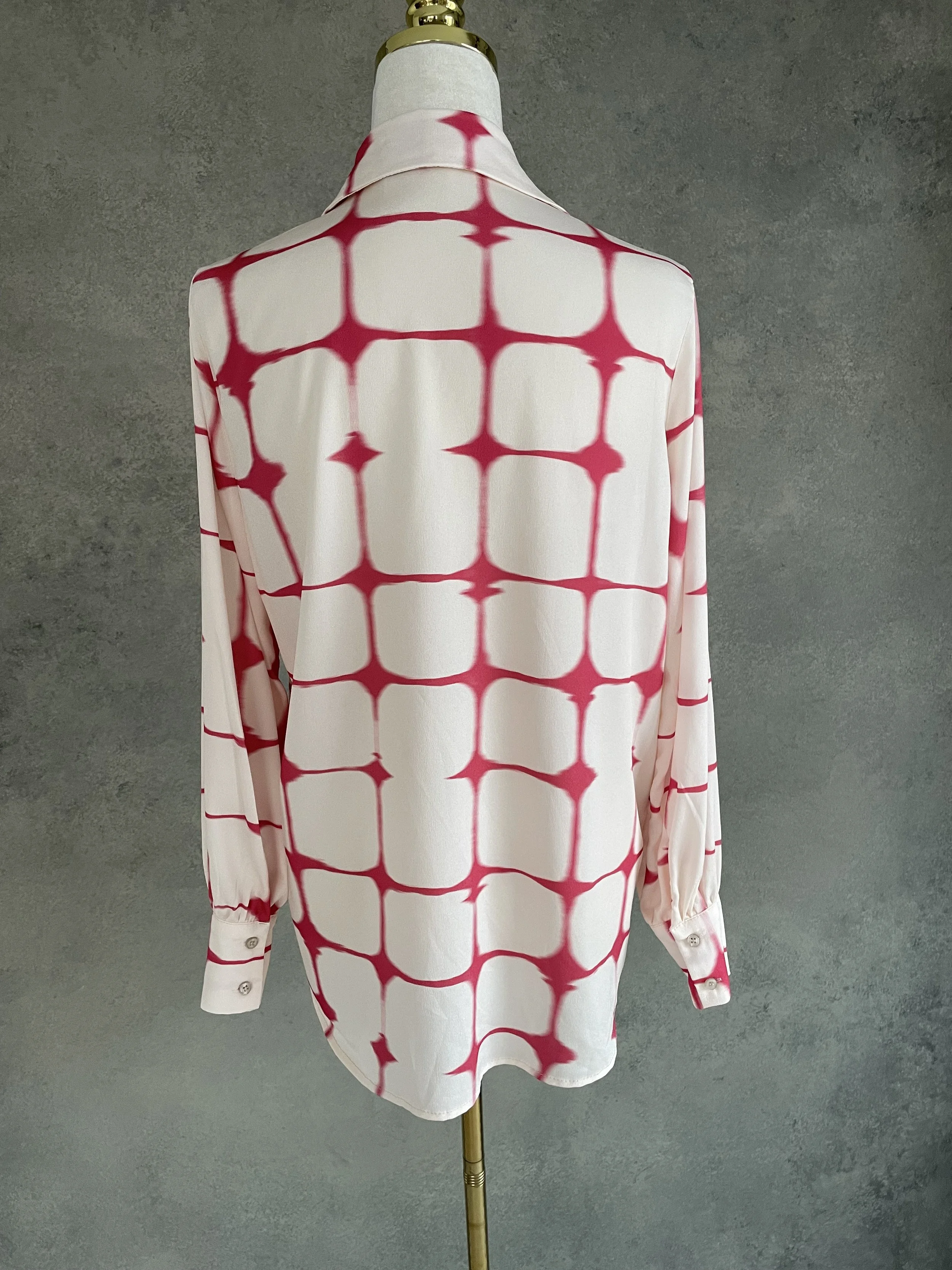 Back view, showing the grid pattern across the shoulders.