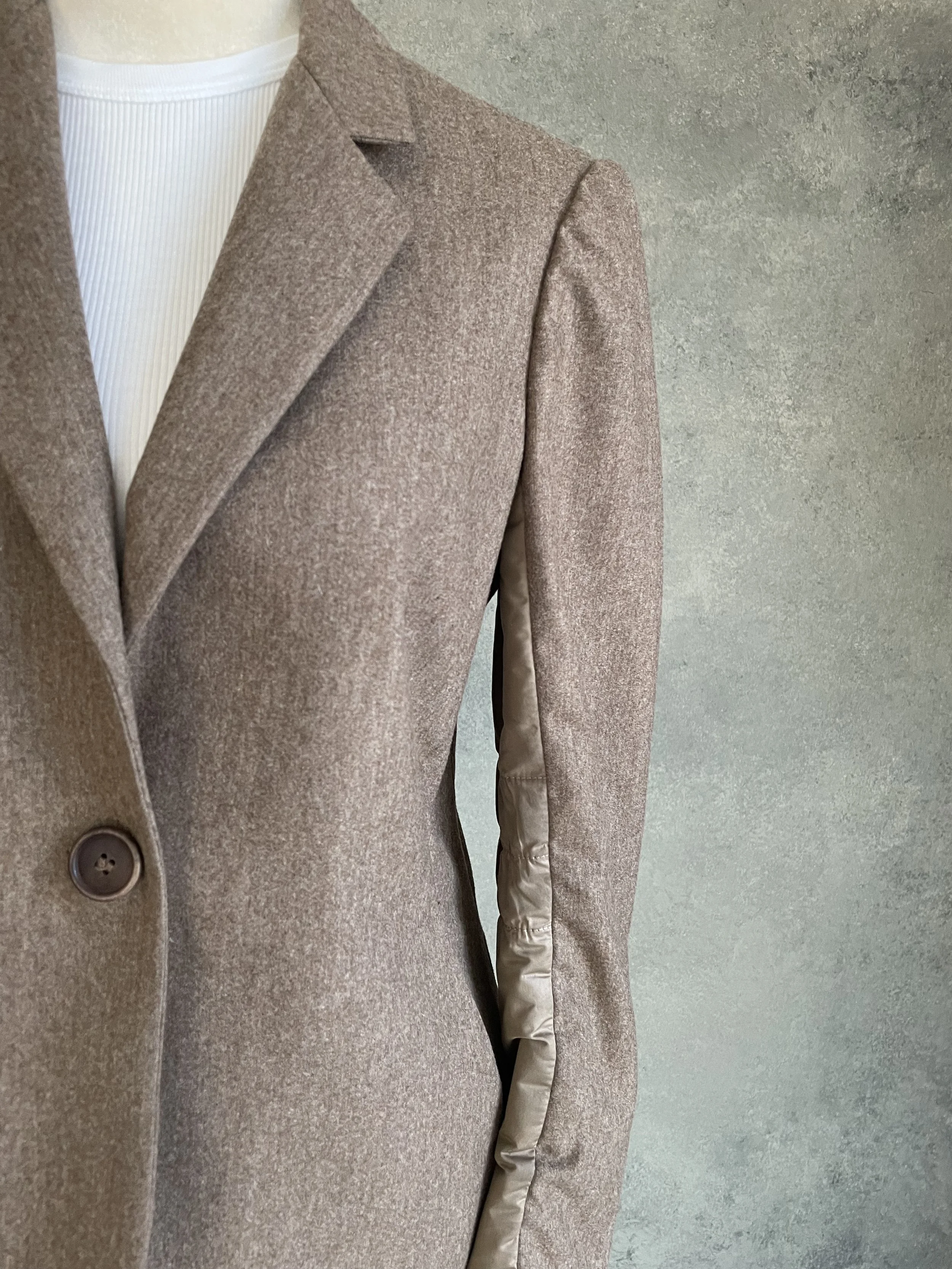 A mid-close-up view focusing on the blazer’s collar, notch lapel, and the shoulder area,