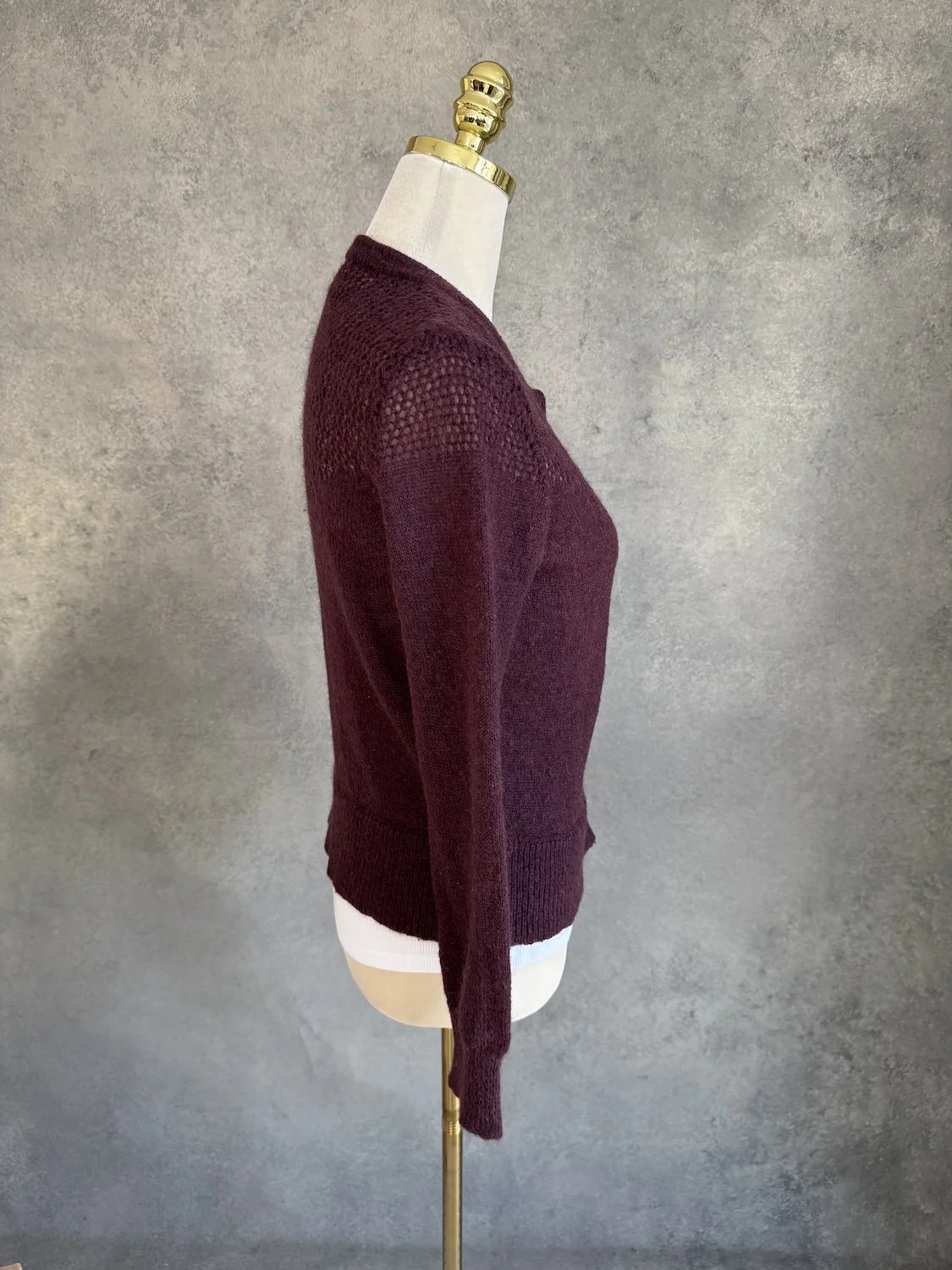 Seitenansicht des Cardigans auf der Puppe.