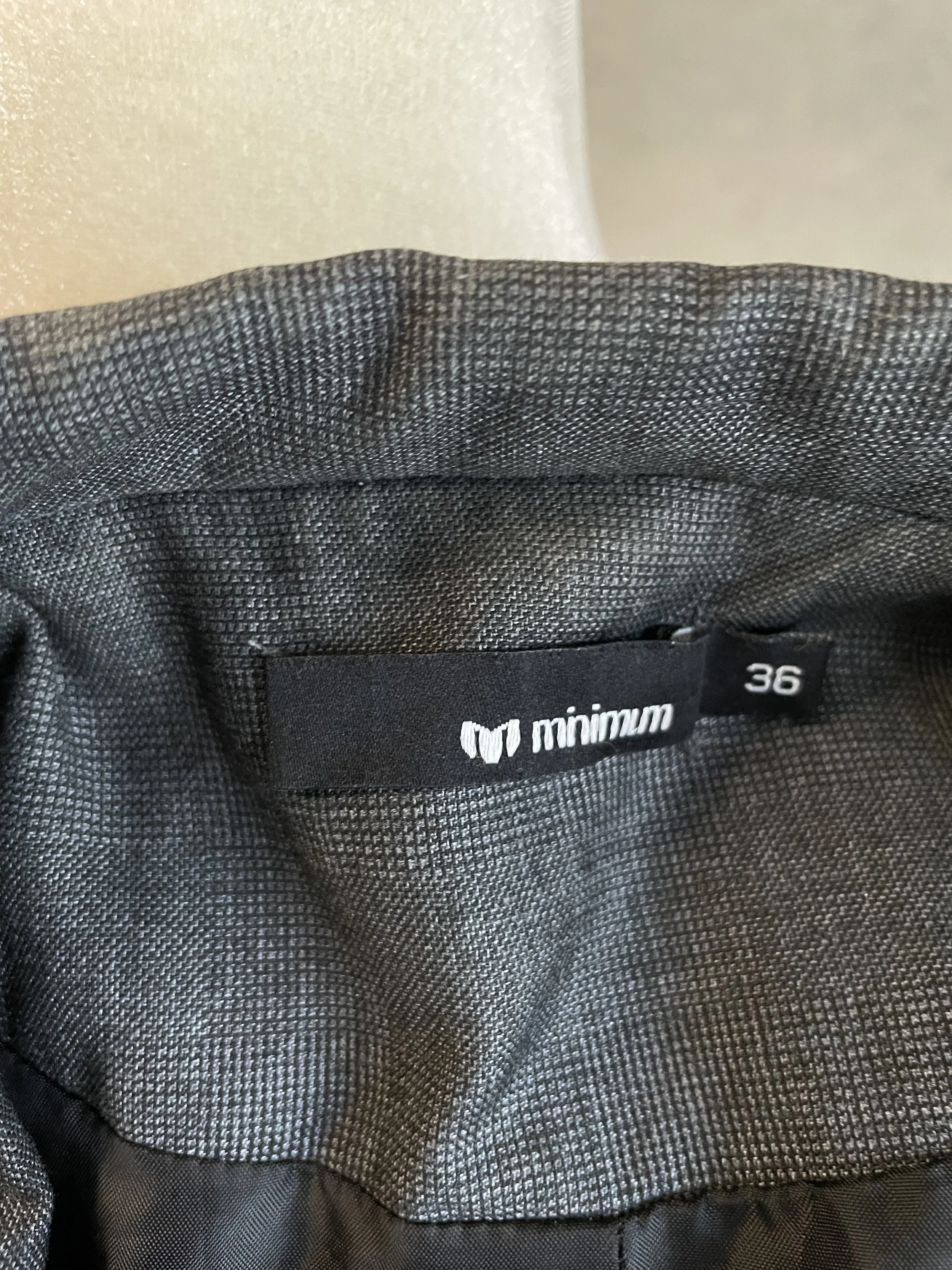 Close-up of the interior collar tag featuring the 'minimum' brand logo and size '36'.