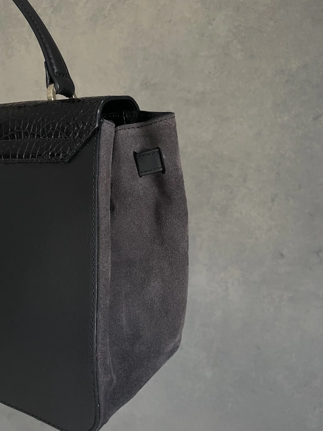 Seitenansicht der Maison Héroïne Tasche mit dunkelgrauem Wildleder-Einsatz