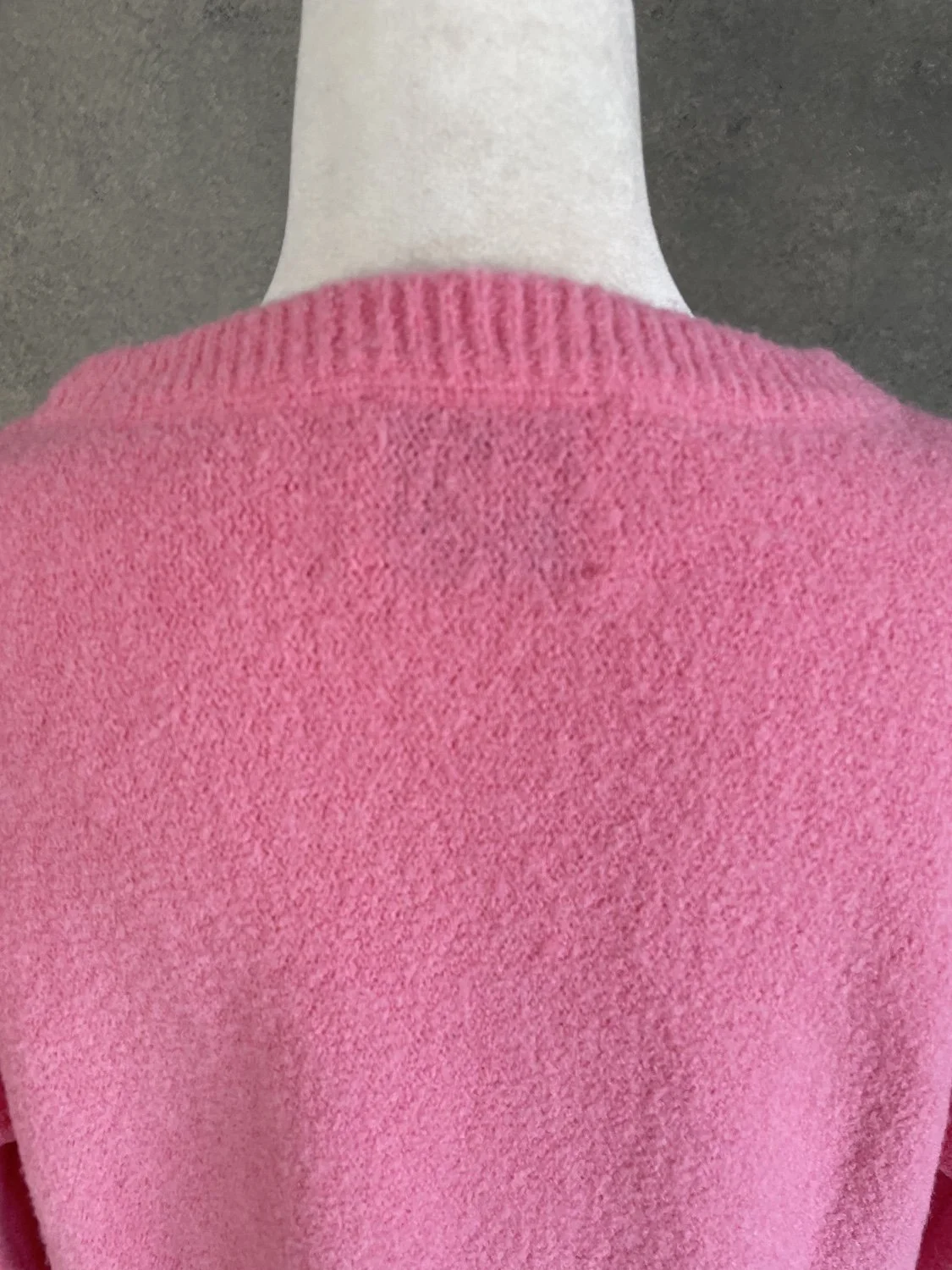 Essentiel Antwerp pink knit back shoulder texture close-up