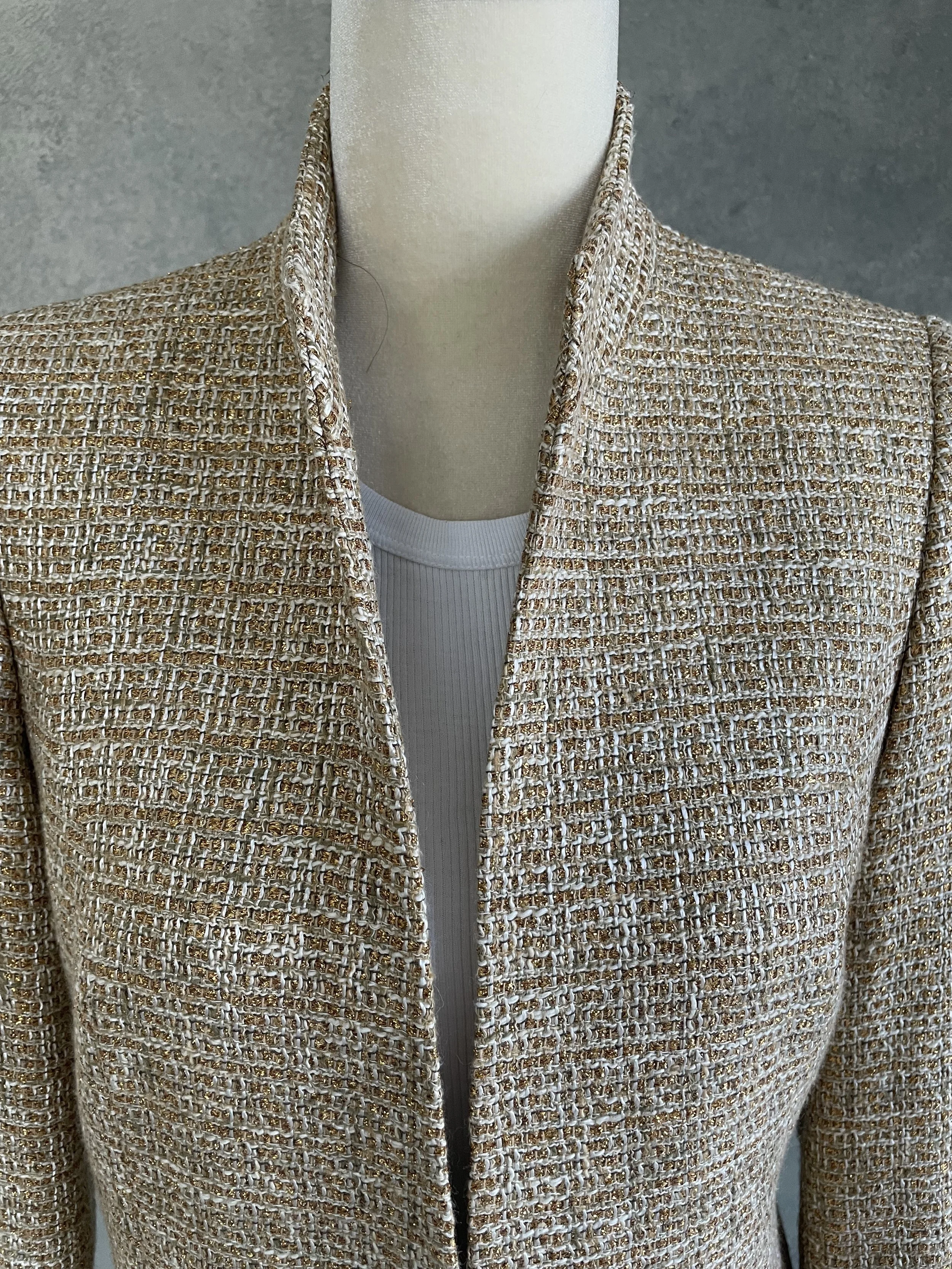 Focused view of the collar and neckline of the Scapa golden coat.