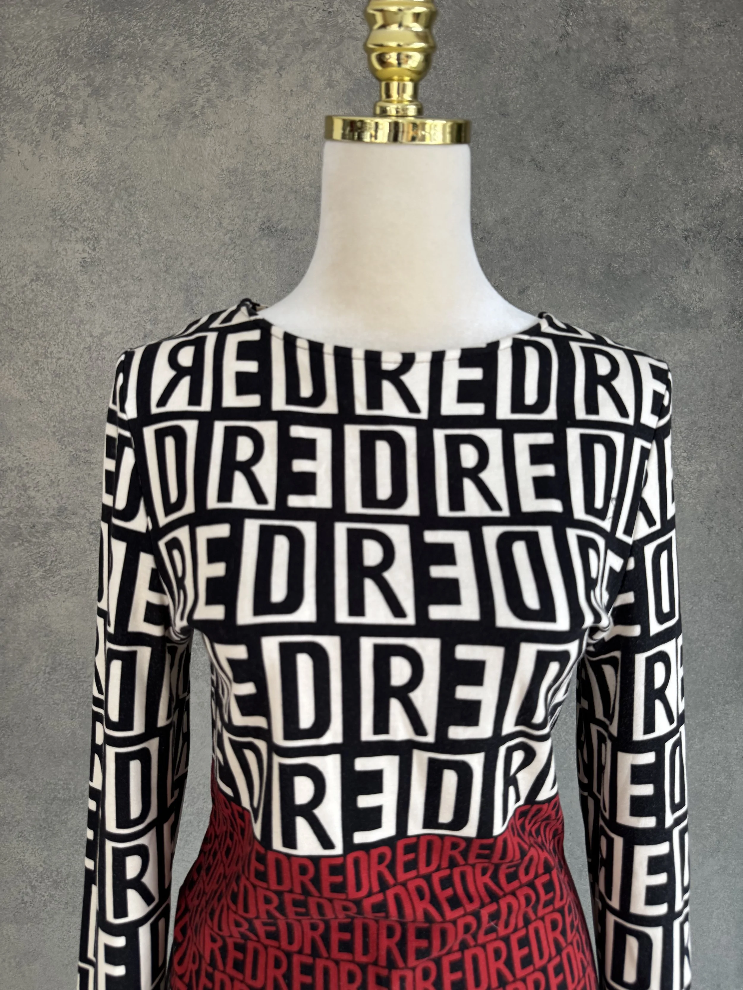 Caroline Biss Kleid, Nahaufnahme des grafischen Musters
