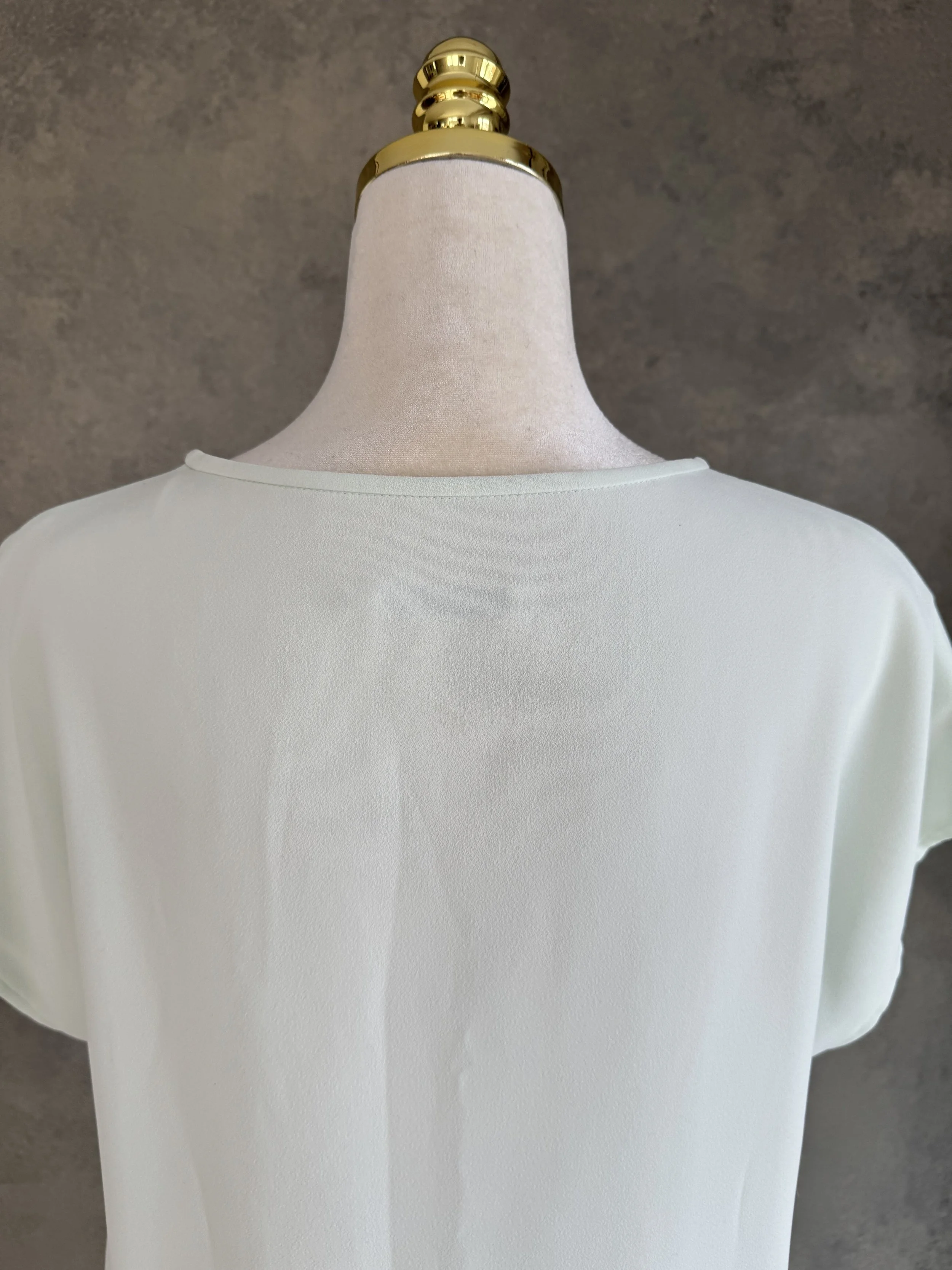 Gigue minzgrünes Kleid, Rückansicht mit Sonnenlichtakzent